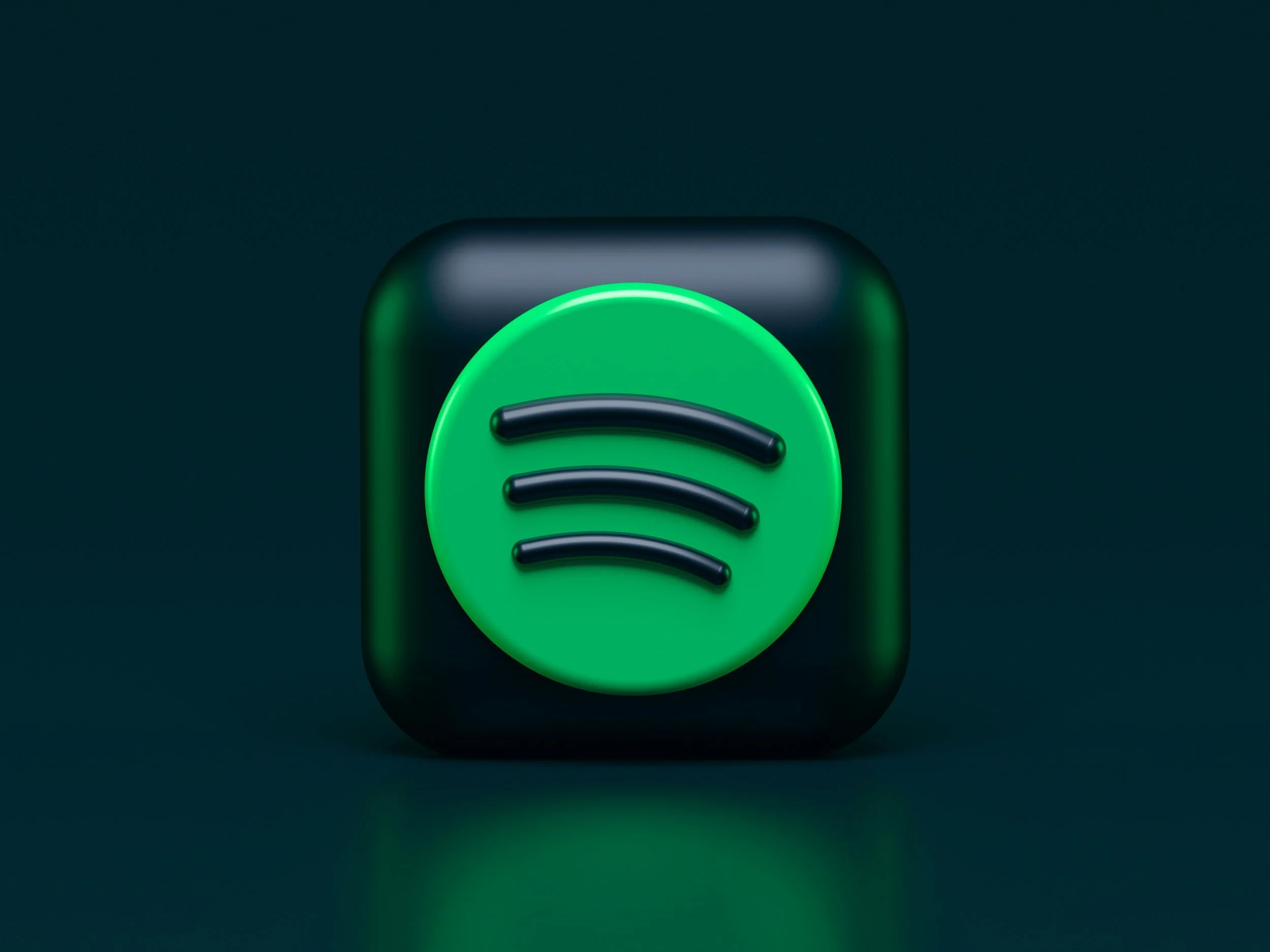 Spotify logo met een groen cirkel en zwarte streepjes op een zwart vierkant achtergrond.