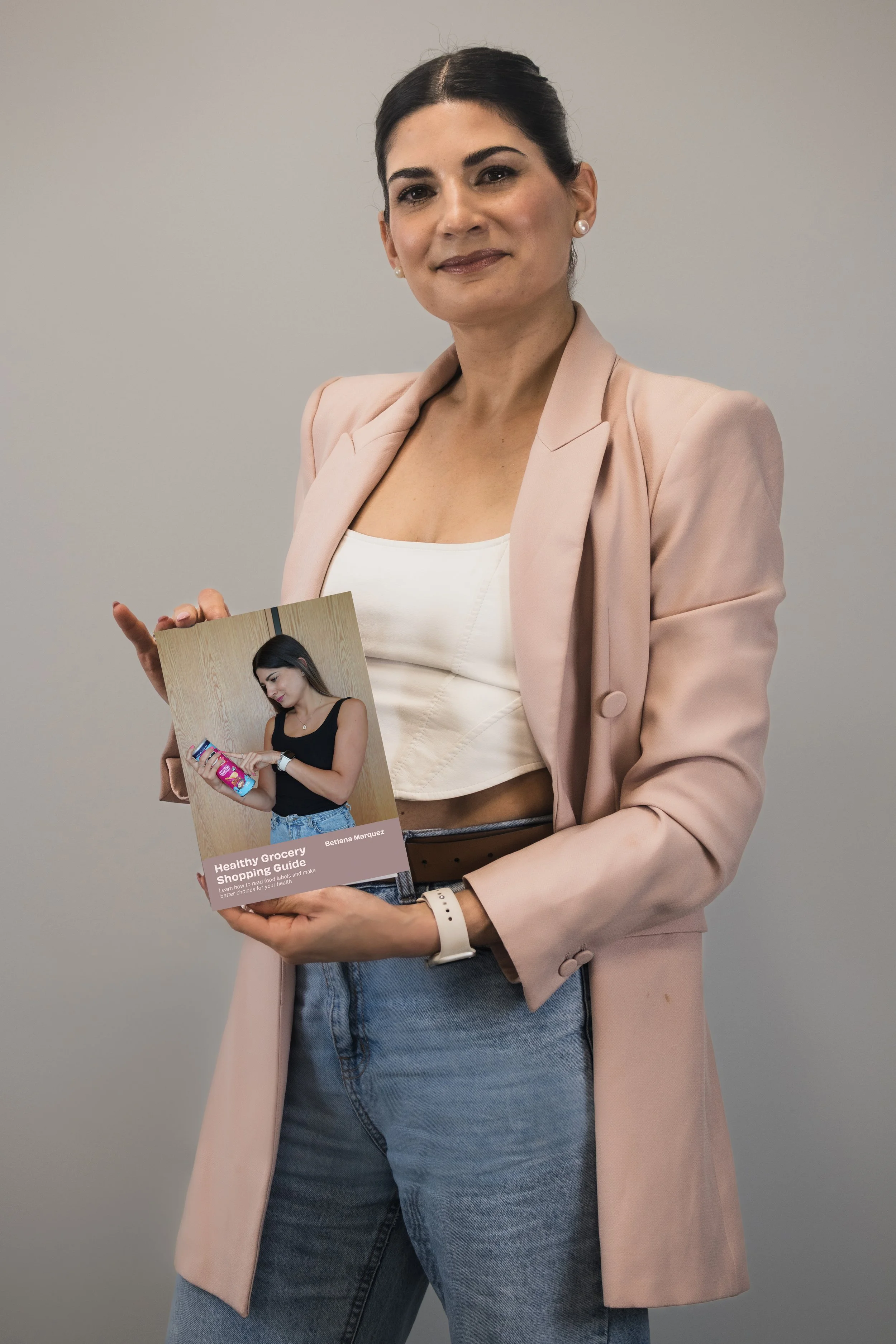 foto sosteniendo guia super en.jpg