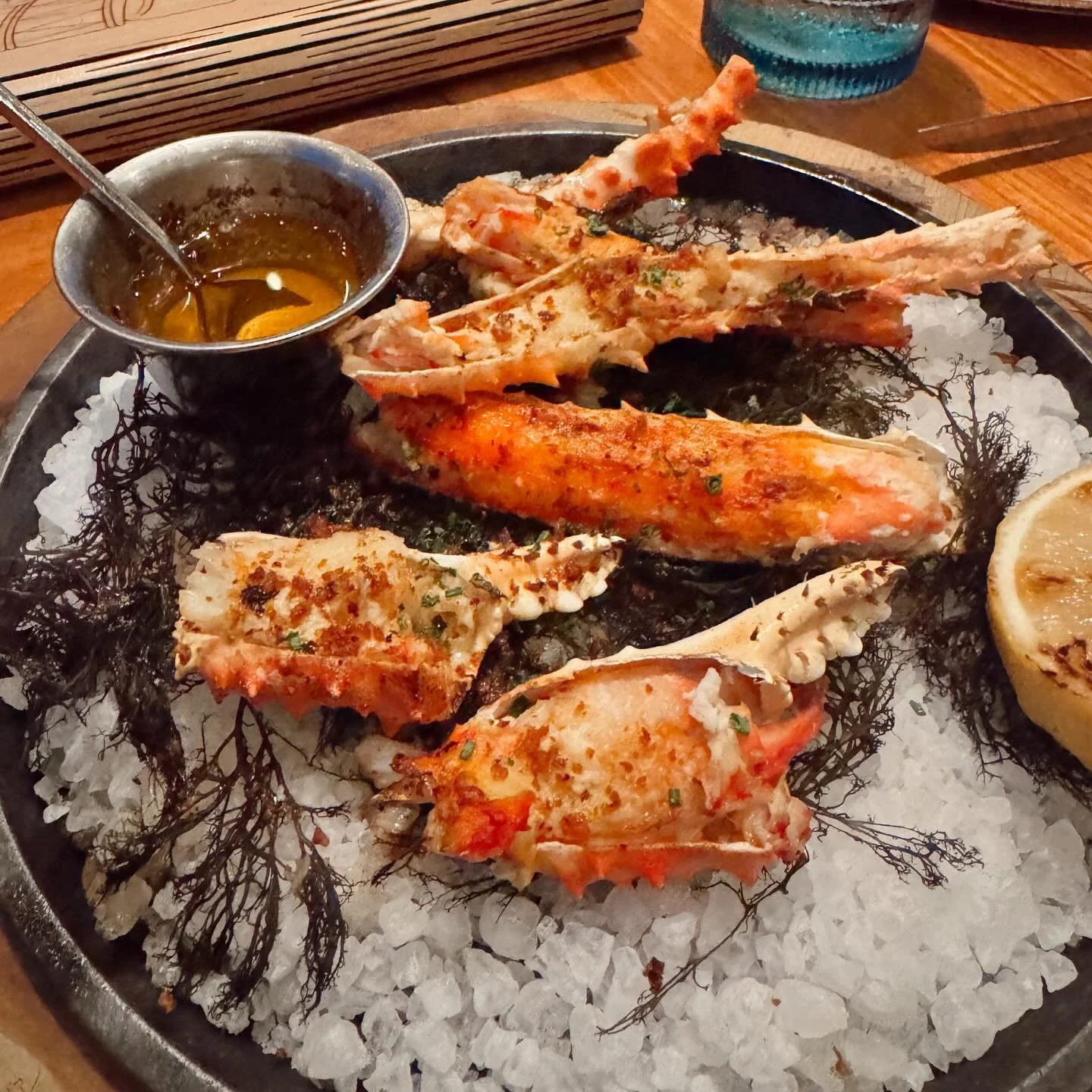 Last Hawaii post&hellip;. For now🫶
Our last dinner @fsoahu was a dream!! Every dish was amazing, the view outstanding and the creamy matcha cocktail was so tasty 🍹
There used to be a Nobu in Honolulu but after Covid it closed and the king crab legs