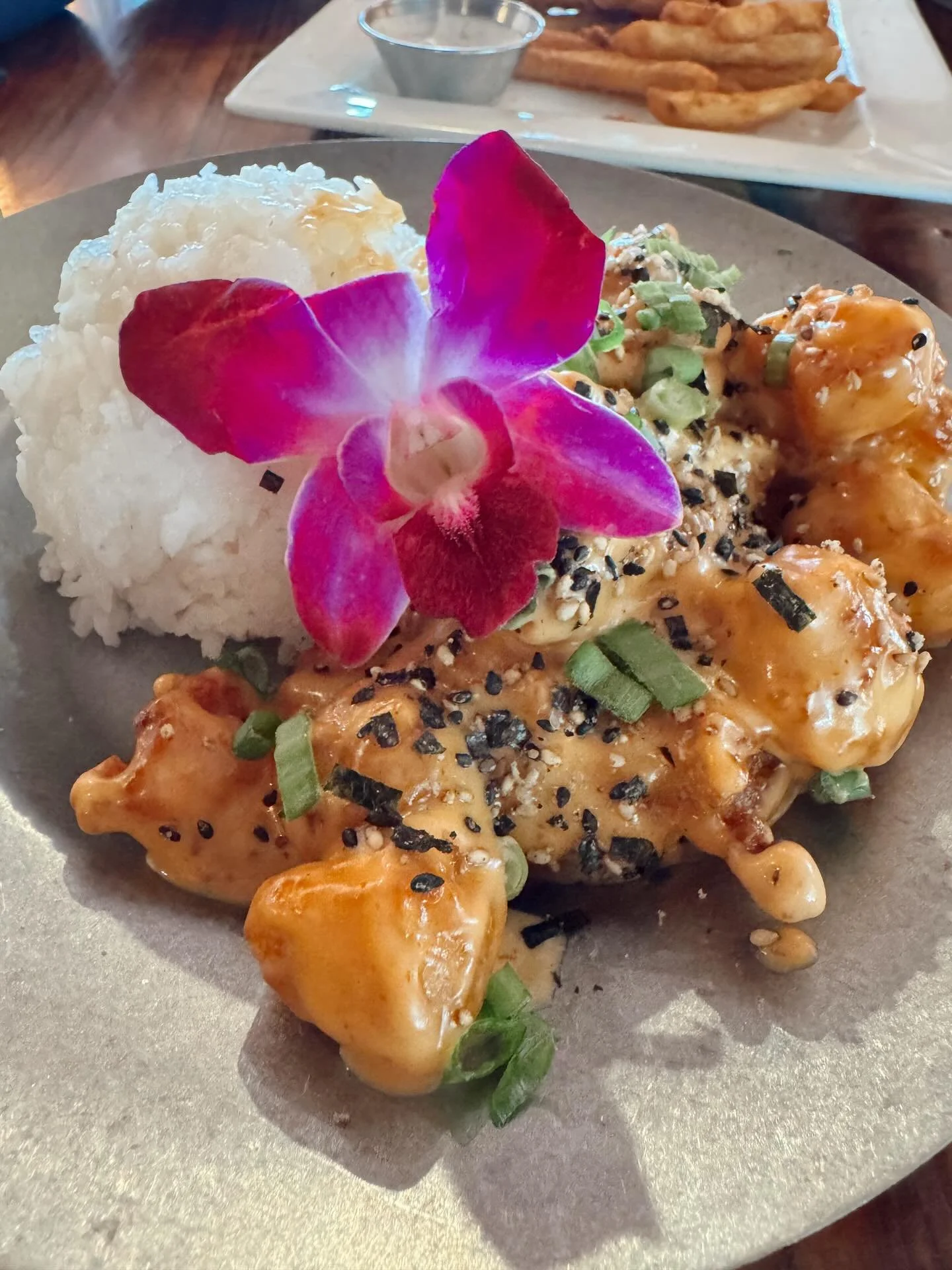 this snow can go ❄️ missing fresh seafood on the north shore and views like this with pipeline in the background 🌊 we stumbled across @stonefishgrill while walking rained haliewa and the food, service &amp; drinks were so good!
.
.
.
#hawaii #oahu #