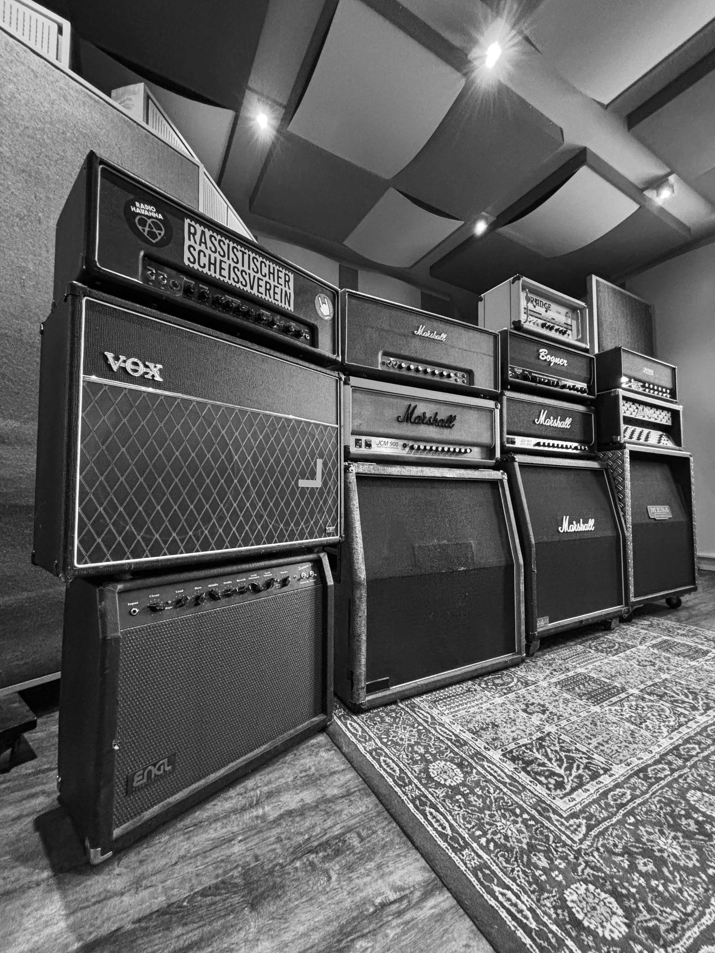 wall_of_amps.jpg