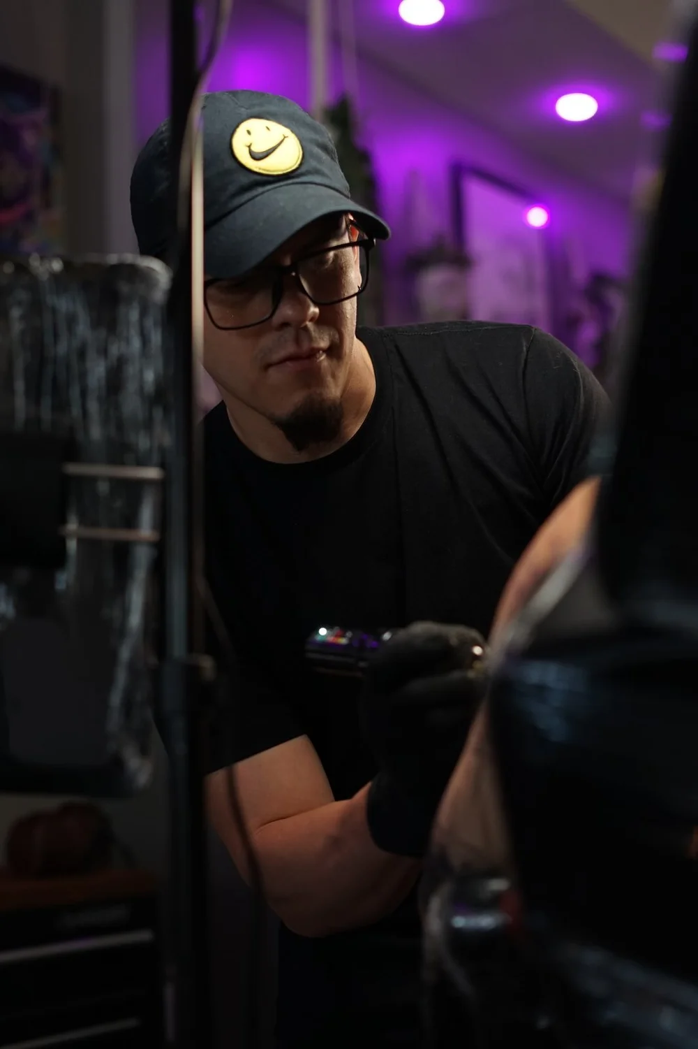 Alexis Torres working at Black Nova Tattoo Collective.