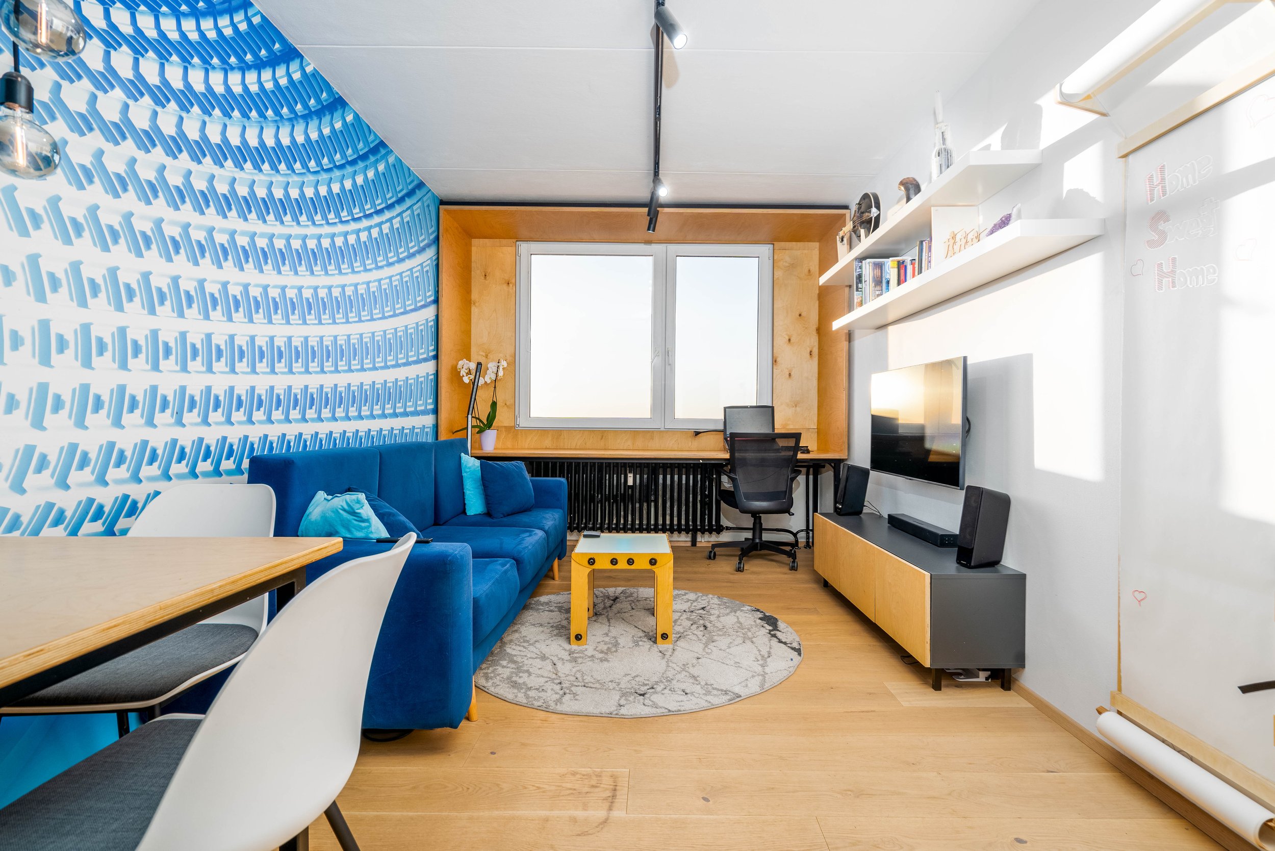 Obývací pokoj s výhledem na Žižkovskou věž