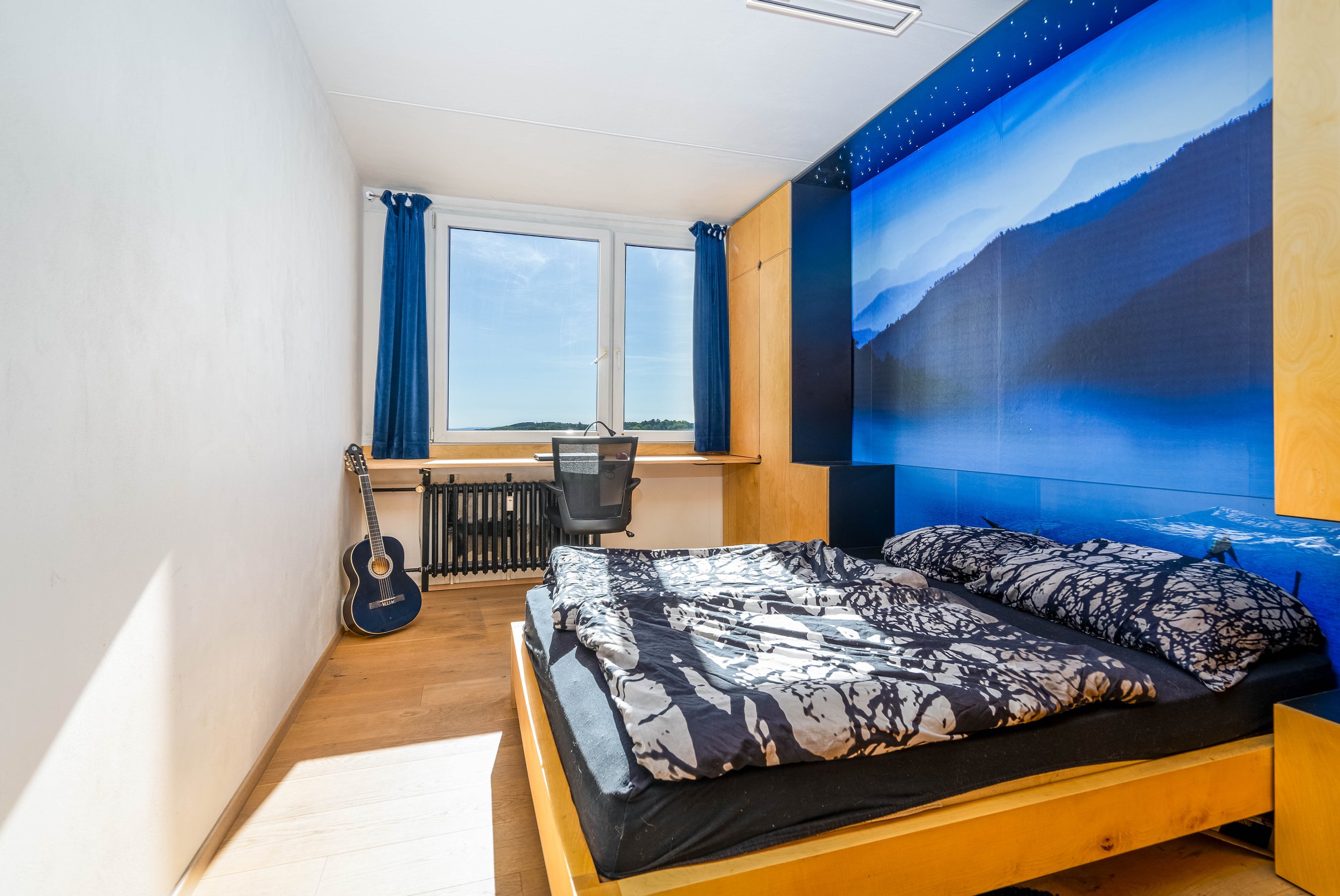 Ložnice s pracovním stolem