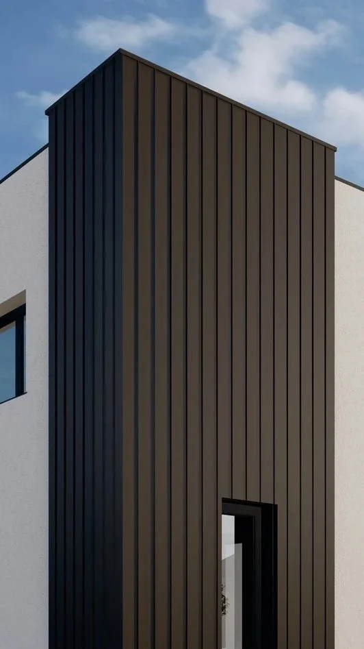 Plechové prvky nebyly navrženy jen jako výrazový motiv, ale také jako pečlivě koordinovaný detail. U falcovaného obkladu byla hledána taková forma a rozteč falců, která při zachování ekonomicky přiměřeného provedení, co nejlépe zachová zamýšlený vizu