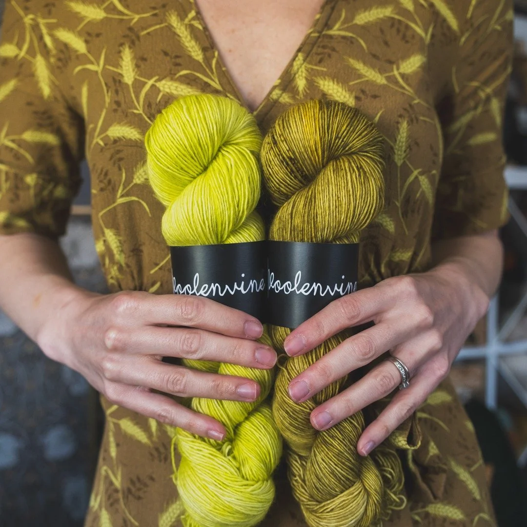 Unintentionally dyed yarn this week to match a dress I just bought 😅
Not mad about it&hellip; might need to knit/crochet a matching scarf.
#HappyAccidents #VoolenvineYarns