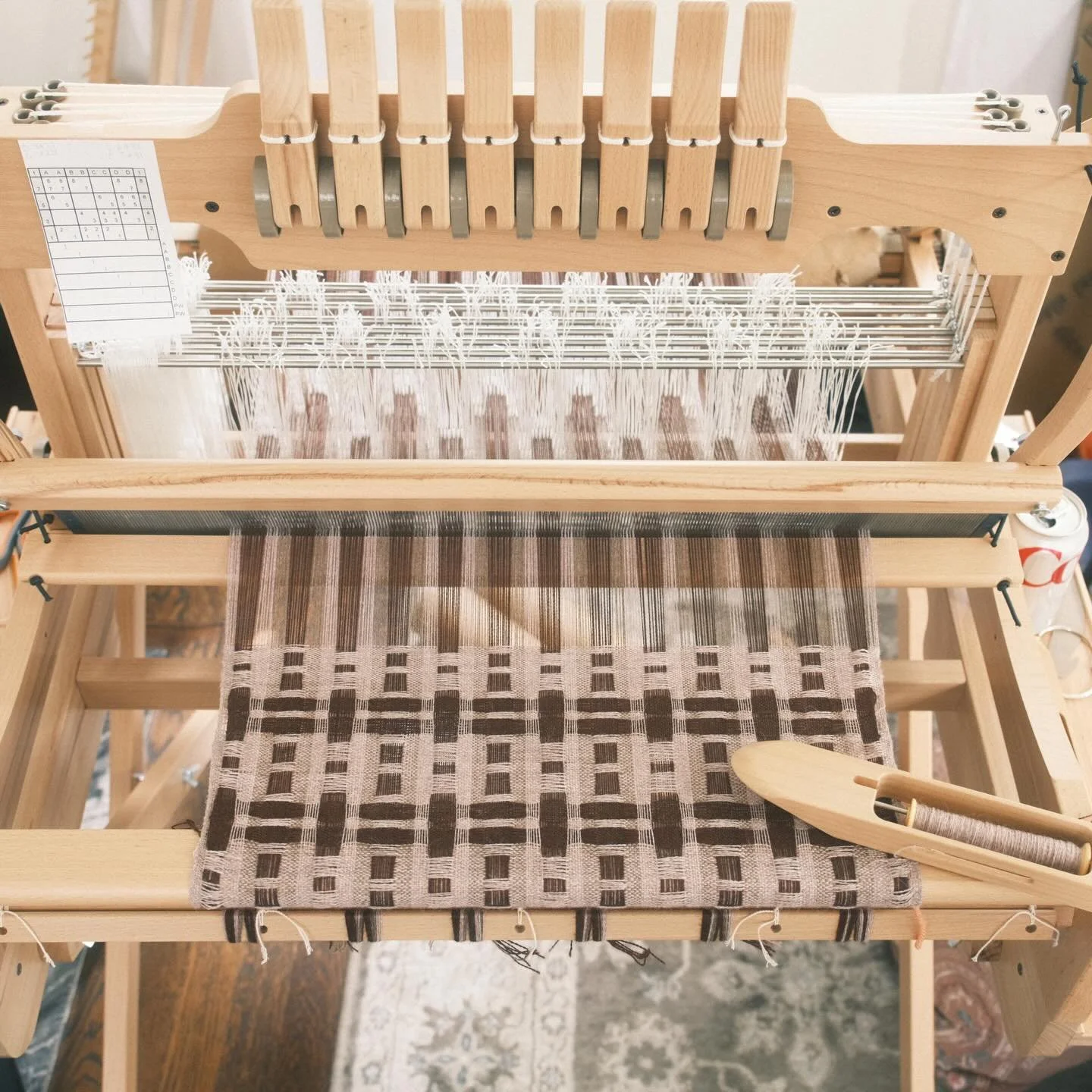 &hellip; Aaaaaannnnd I&rsquo;m FINALLY weaving!! (With the best Lil Helper) 😄 Turns out deflected double weave isn&rsquo;t as scary as I thought &mdash; it&rsquo;s actually quite addictive! 🫠💖

&bull; Promenade Scarf Kit by @janestaffordtextiles 
