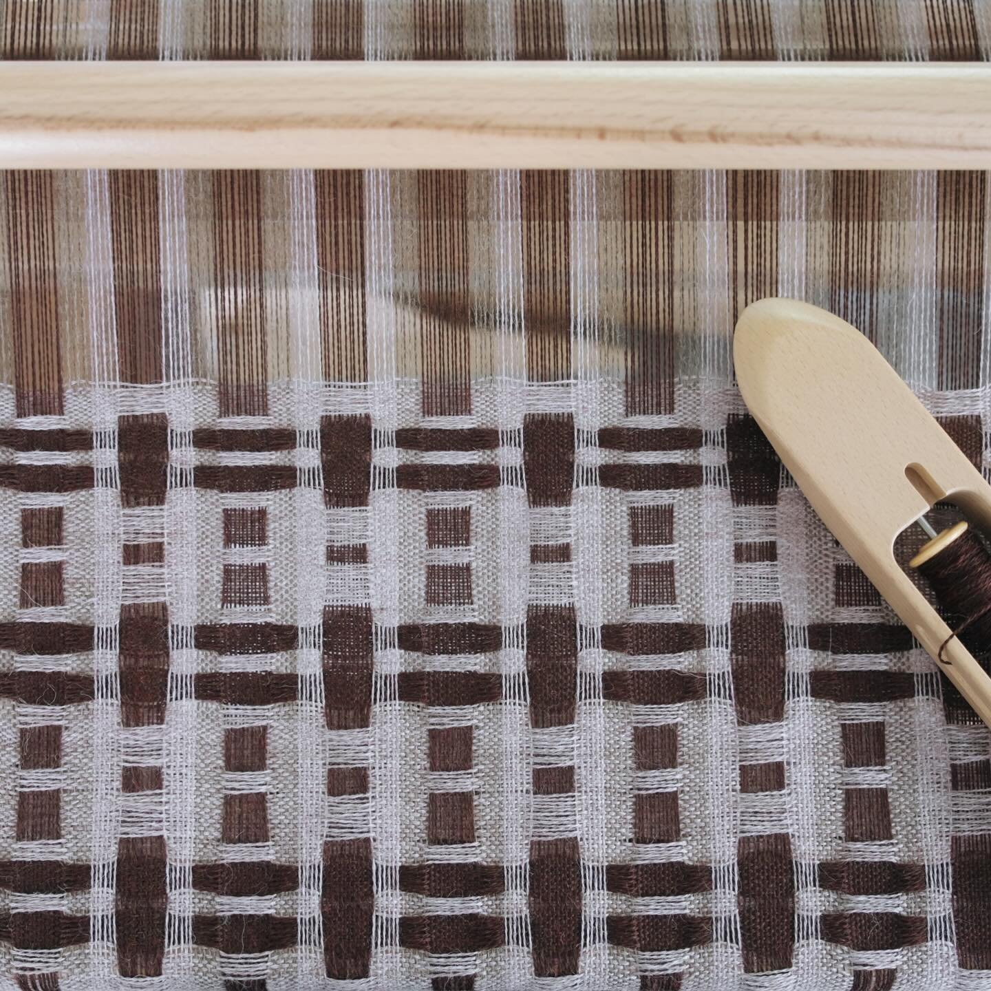 This project is going to look very status quo whenever I post progress pix because the motions are all on repeat. 🔁 But let it be known, progress is being made! 😅 #Weaving #deflecteddoubleweave