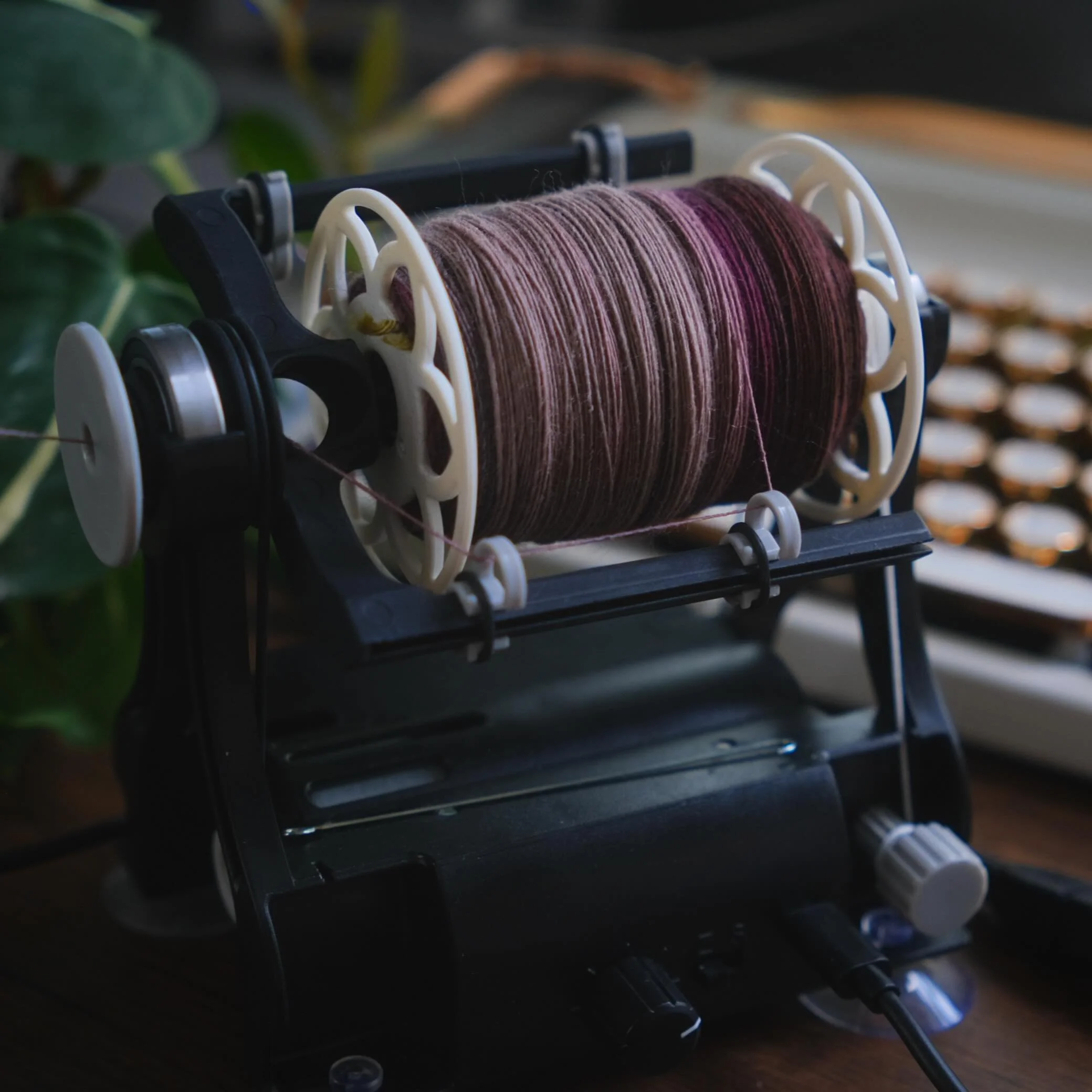 Be still, my mauve-loving heart. I just can&rsquo;t get enough of spinning this braid of hand-dyed Rambouillet from @ThreeWatersFarm 😍 

Colorway is &ldquo;Jacket Rack&rdquo;&hellip; There are sections of green, brown and grey but completely vibing 