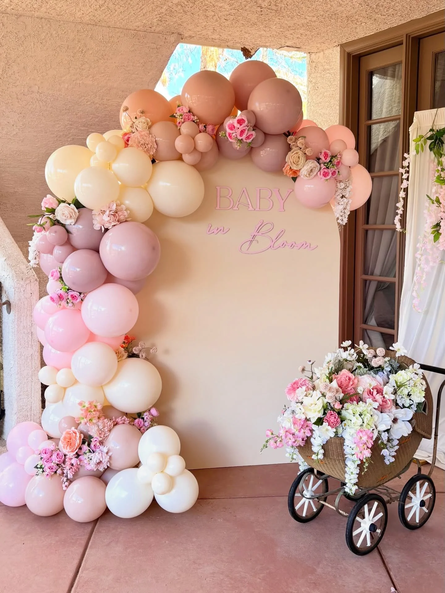 If you&rsquo;re planning a baby shower&hellip; save this 🌸
&ldquo;Baby in Bloom&rdquo; will always be one of the most timeless themes.
Soft florals - Blush tones - Romantic textures - And thoughtful details everywhere ✨

Would you host a floral baby