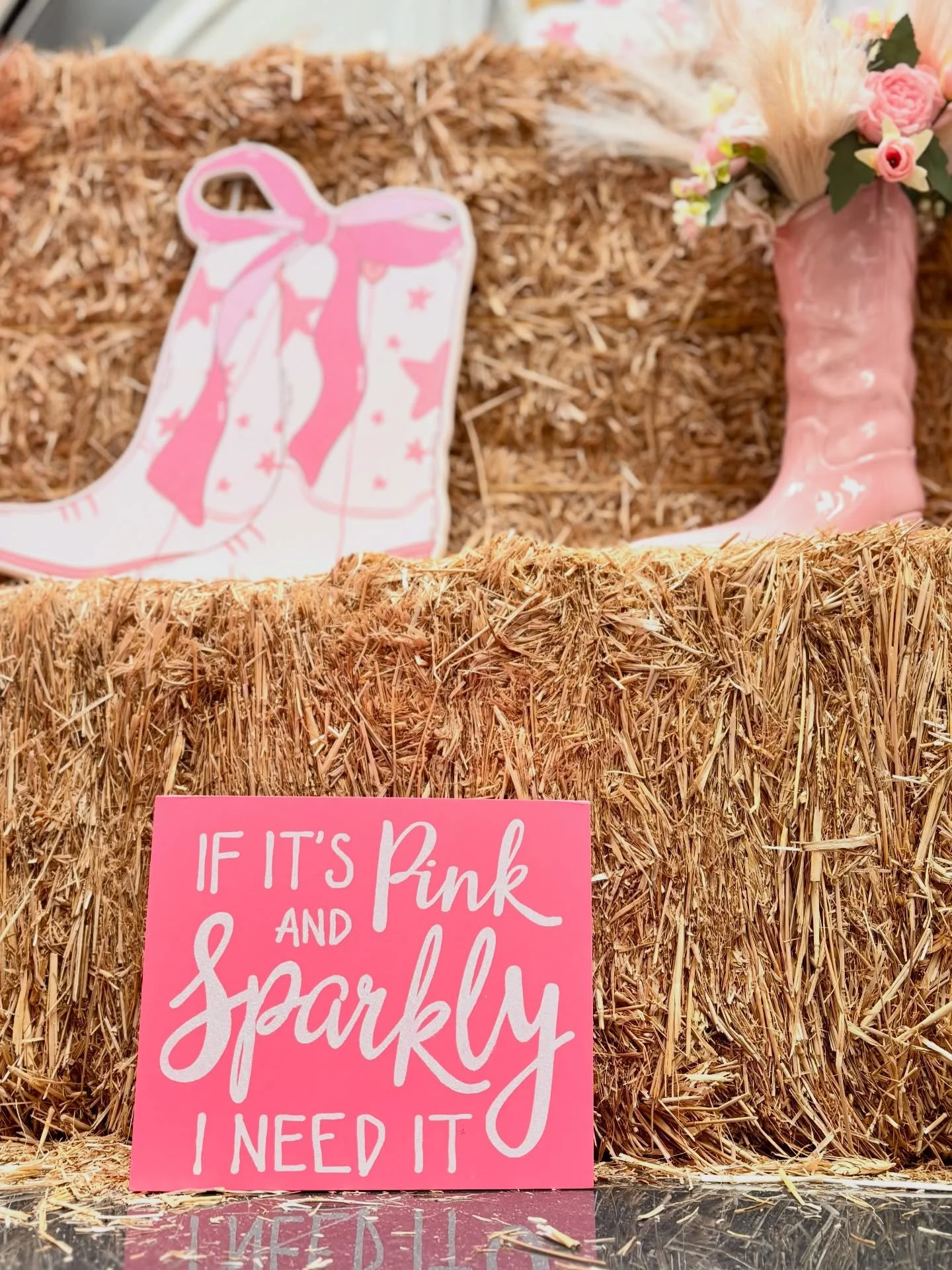 If your party doesn&rsquo;t look like this&hellip; we need to talk 💅✨
A setup isn&rsquo;t just decor &mdash; it&rsquo;s the moment everyone remembers 📸

From the pink cowgirl vibes to every little detail&hellip; this is how you make your guests sto