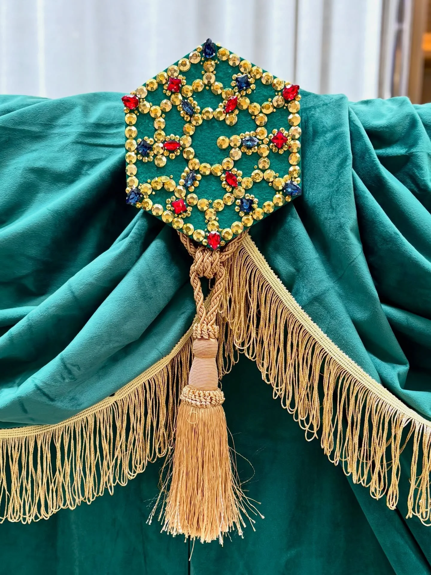 It&rsquo;s never just decor&hellip; it&rsquo;s identity ✨

This handmade brooch doesn&rsquo;t just hold fabric &mdash; it defines the entire look. Every detail is intentional, every element tells a story.

Because what people remember most&hellip; ar