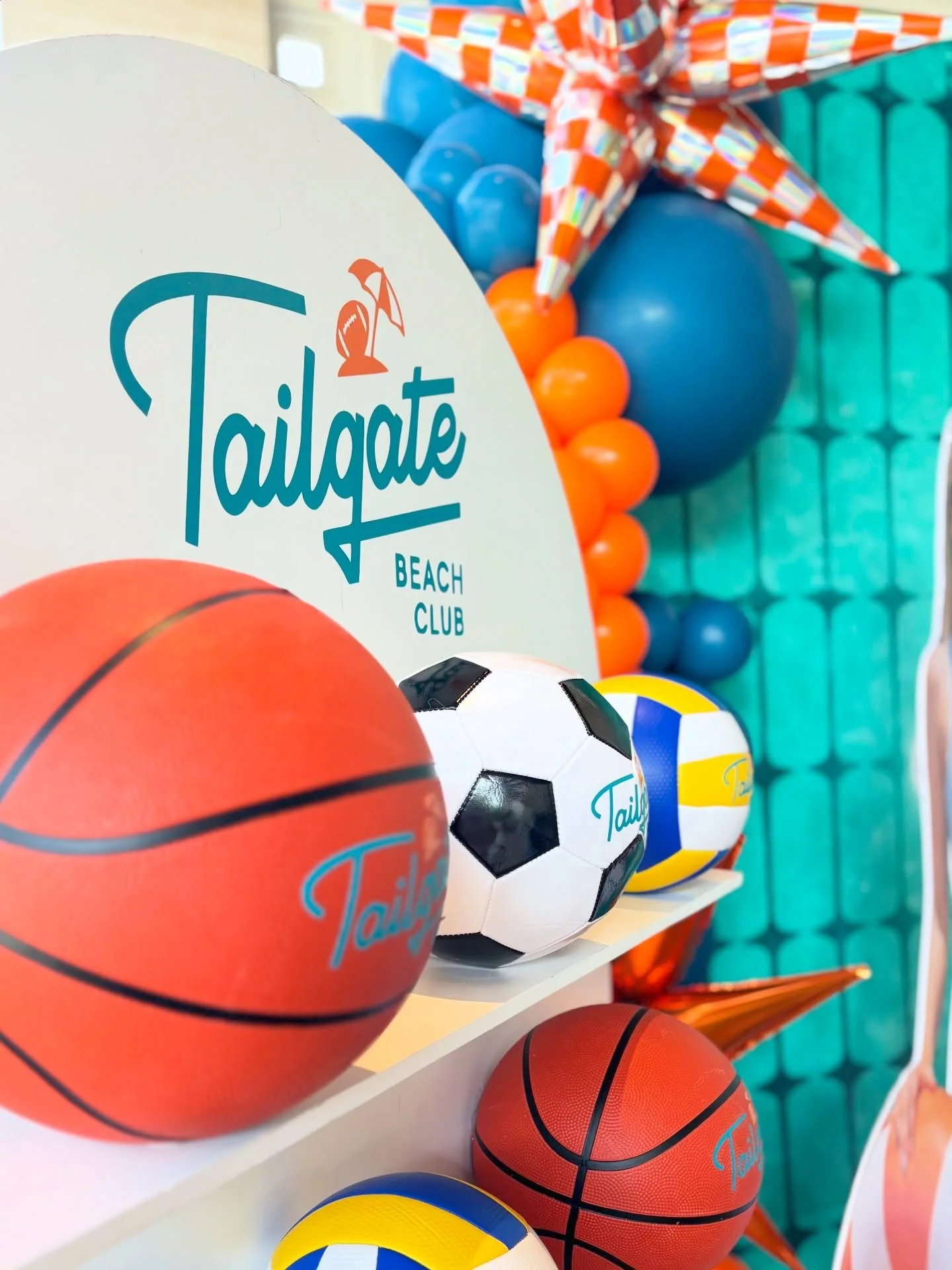 Tailgate Auditions / Luxury is into details ✨
for this client, we have customized every single sports ball, wall, pool float - branding is key 🏀🏈⚽️👙

📩 DM for all your corporate / branding needs ! 

Design / Balloons / Logos : @marievent 
Prints 