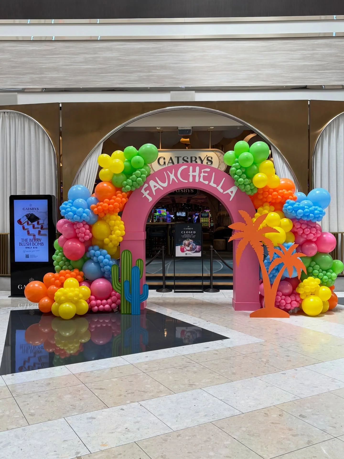 I have to say&hellip; one of my favorite set up !
There is just a thing about this colors&hellip; the vibrance, the power 💛💚🩷🩵🧡 
// @lilbieber lookalike contest //

Planning &amp; Design : @marievent 
Arch &amp; Props : @denalibeardesigns 
Locat