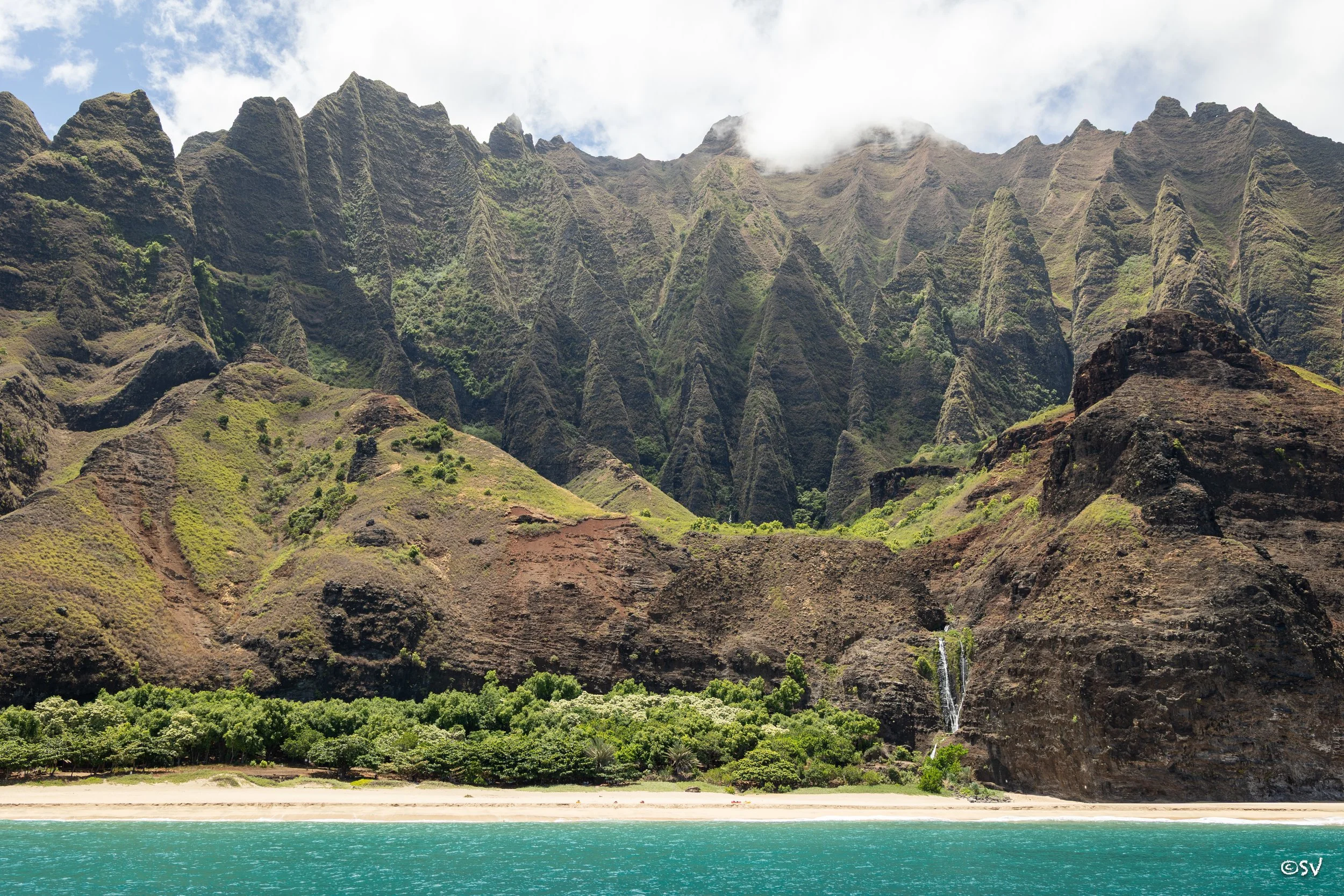 A dramatic union of the mountains and the sea. (Nā Pali, USA)