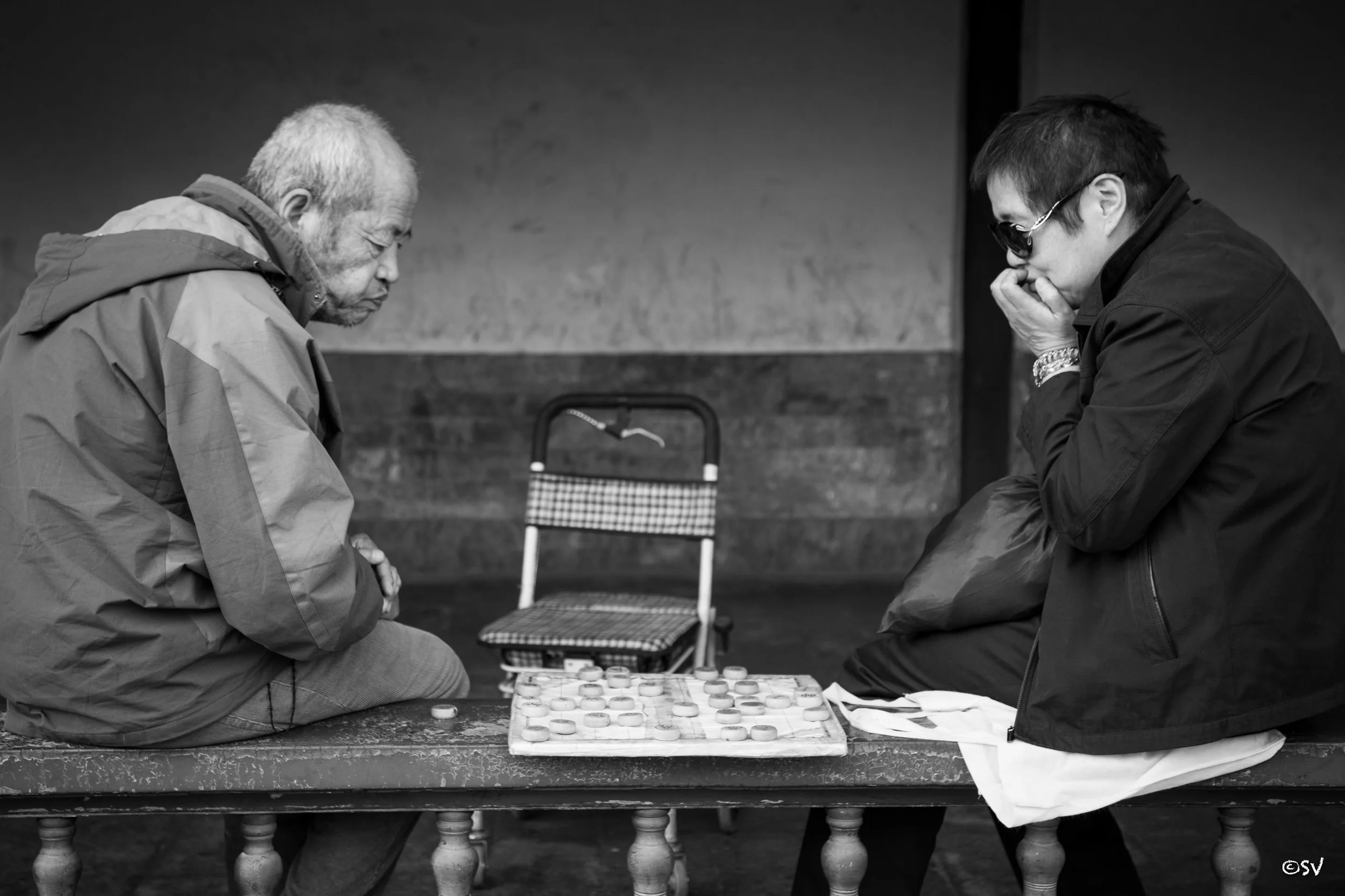 A quiet battle among friends. (Beijing, China)