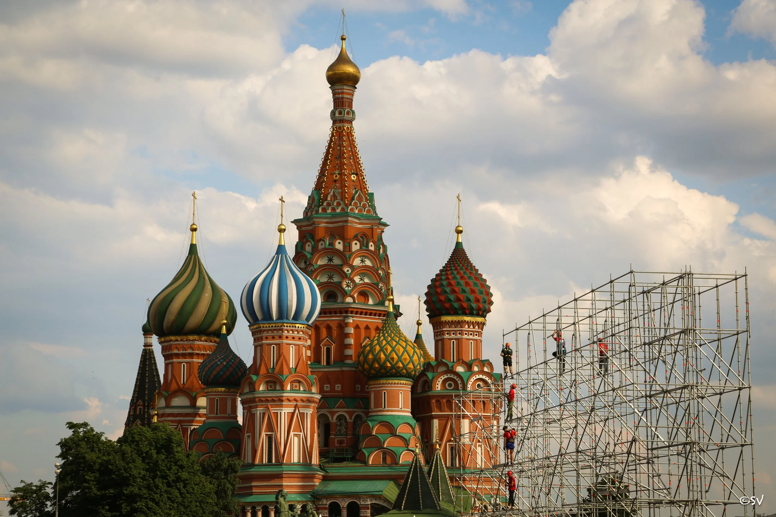 Men build cities and men destroy them. (Moscow, Russia)