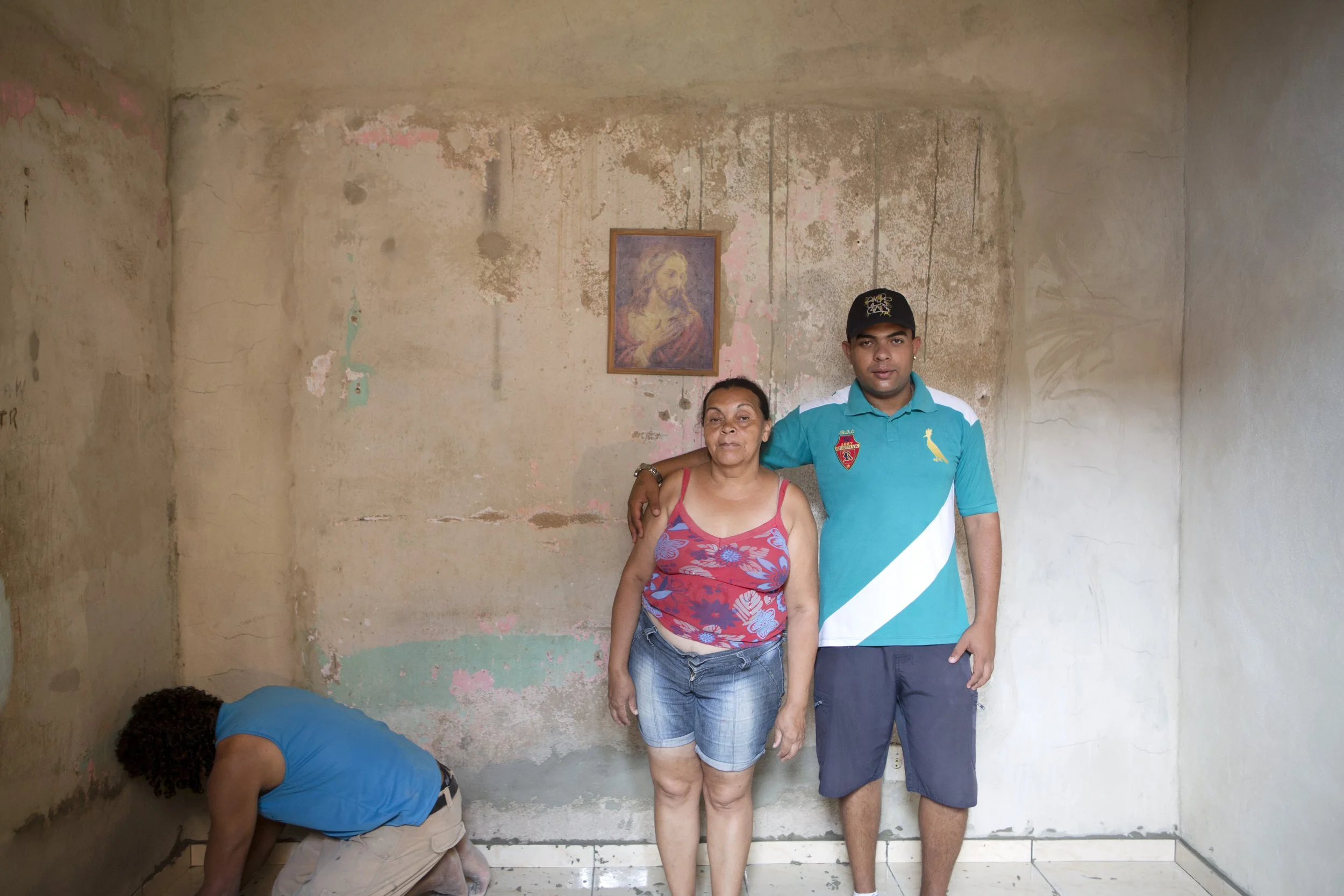 Rafael Teixeira and his mum, Complexo do Alemão 2013.jpg