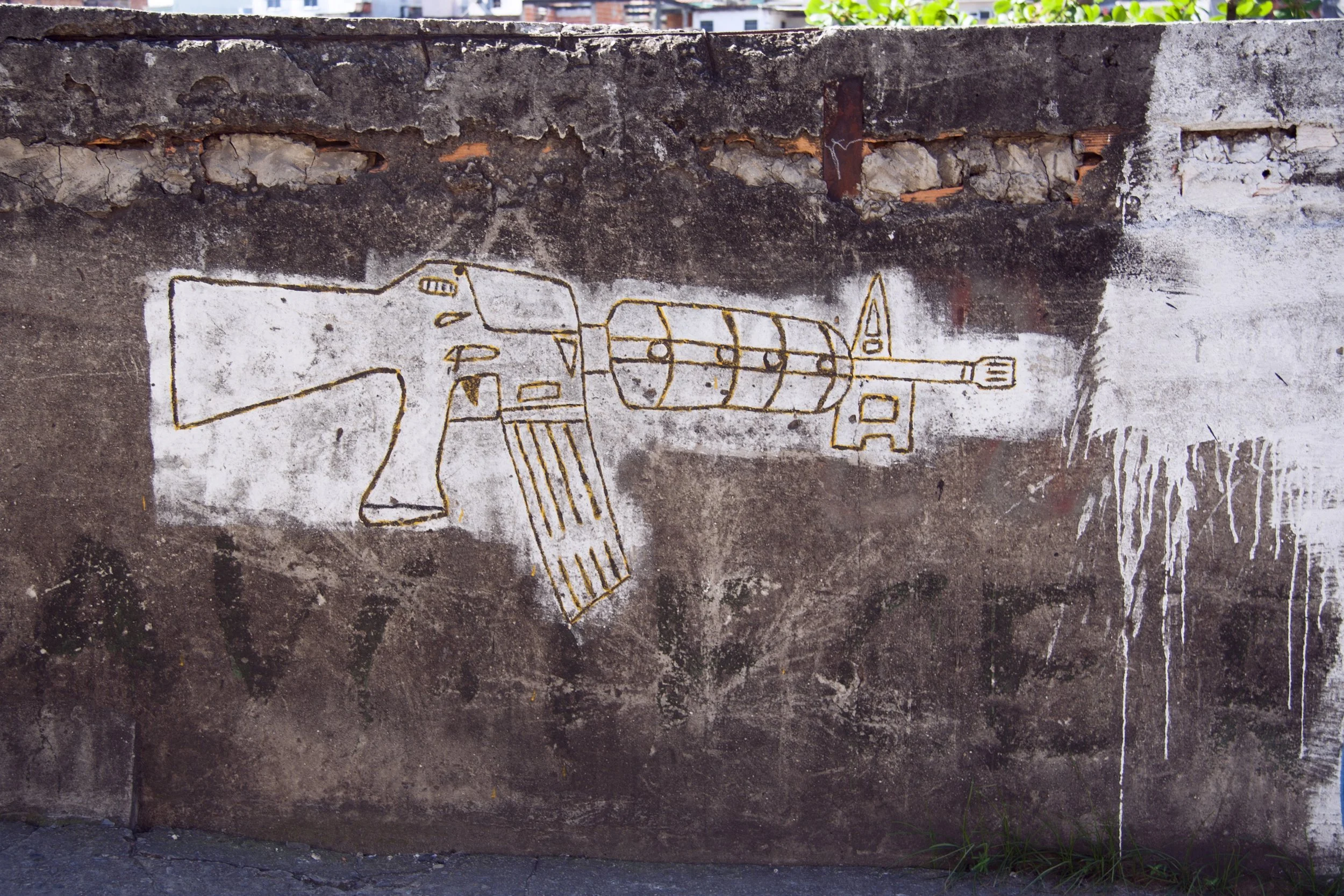 Gun Graffiti Complexo do Alemão, 2006.jpg