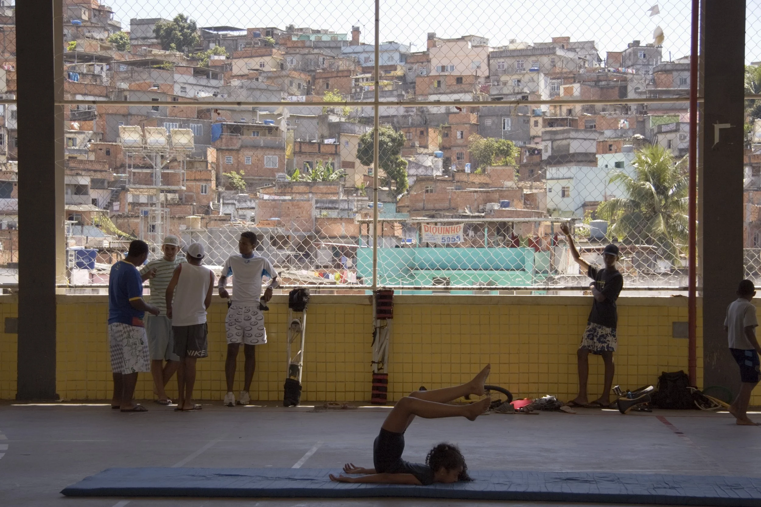 Hanging in the Gym, Complexo do Alemão 2006.jpg