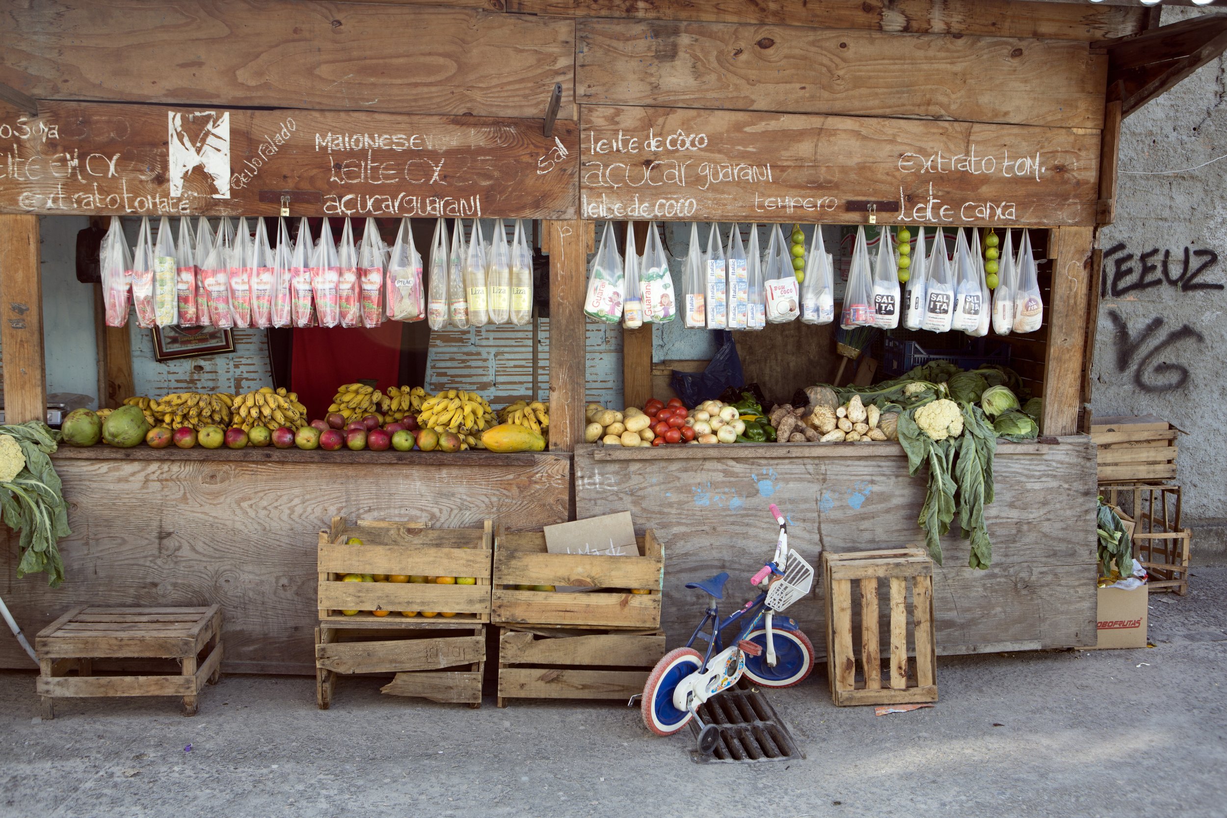 Green grocer in Vigário Geral.jpg