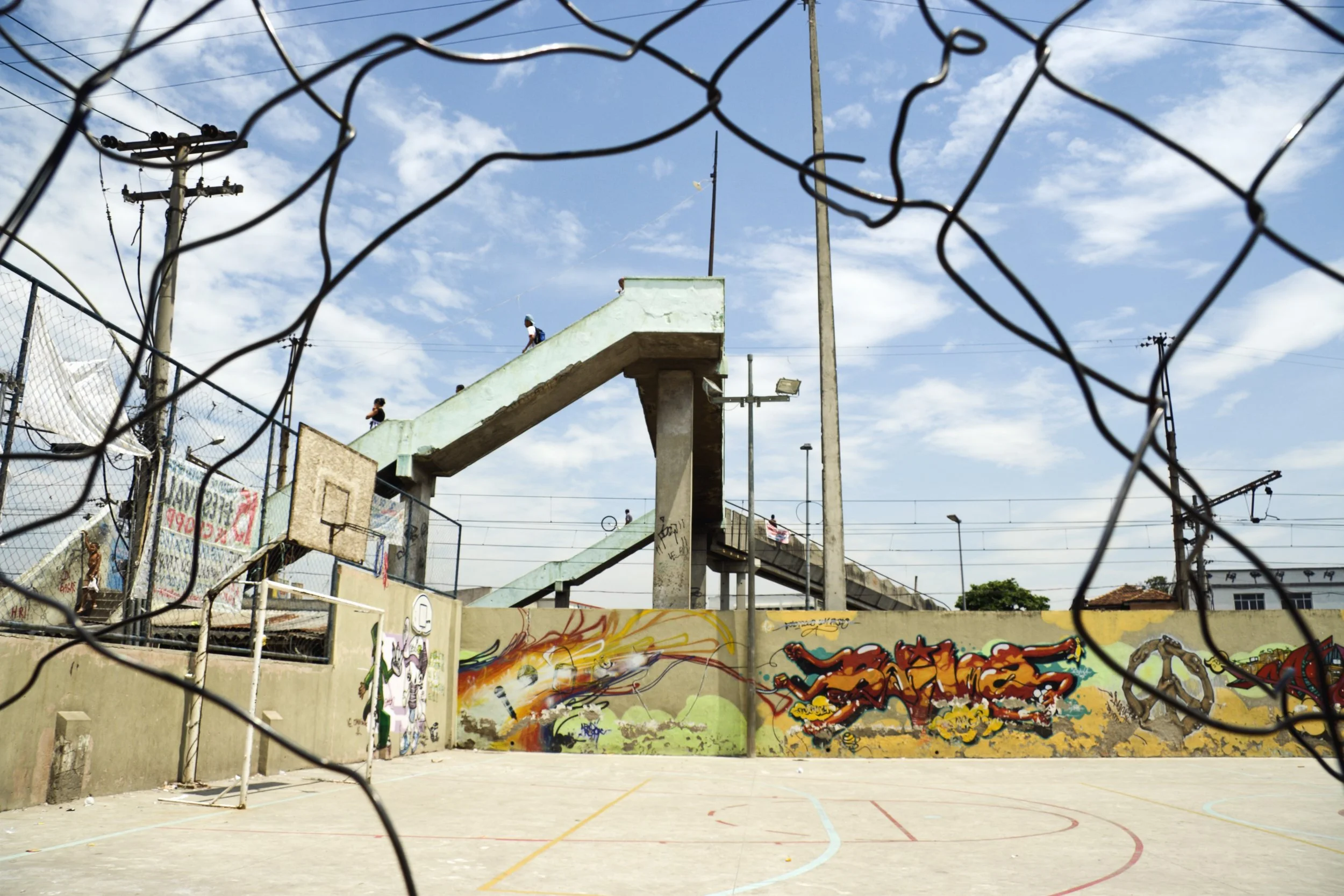 Footbridge entrance to Vigário Geral 2006.jpg
