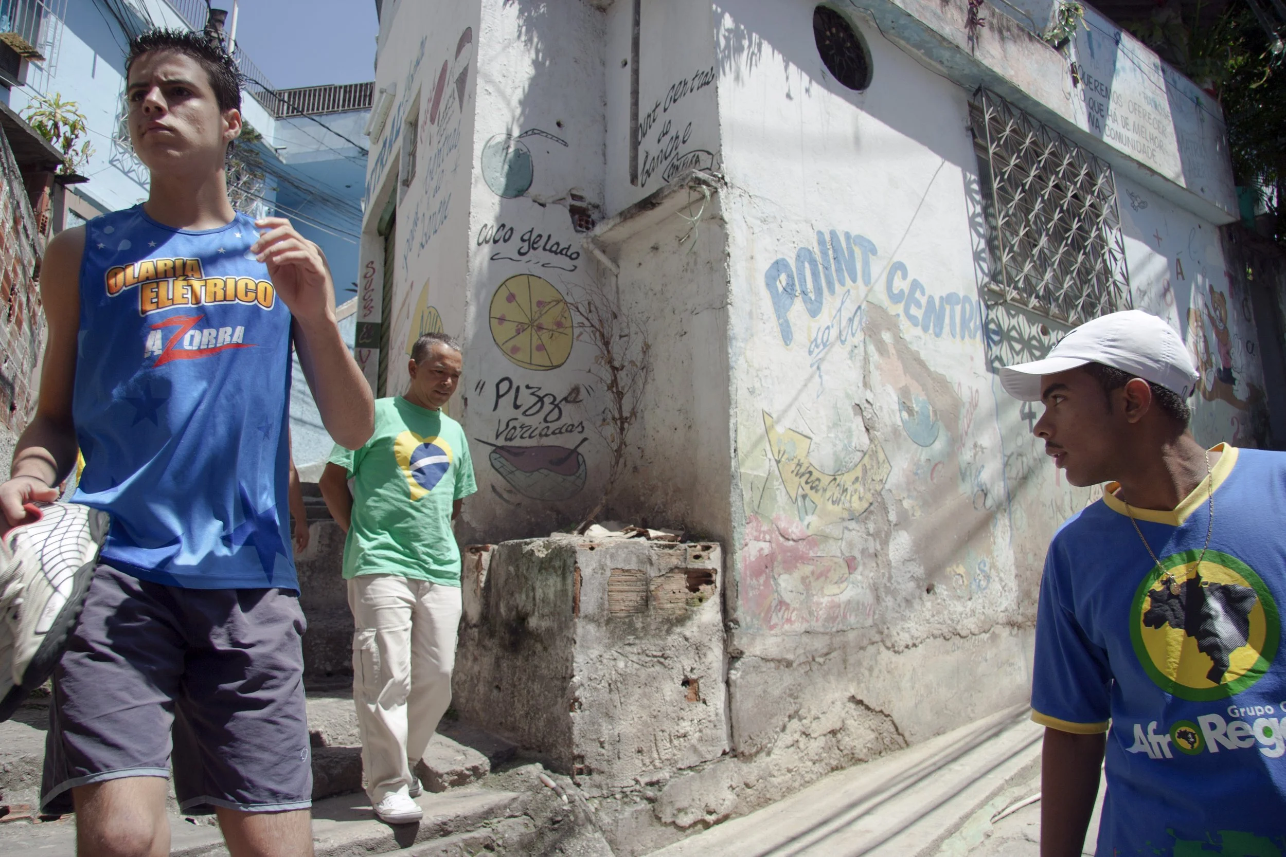 Rafael Teixeira on the streets of Complexo do Alemão, 2006.jpg