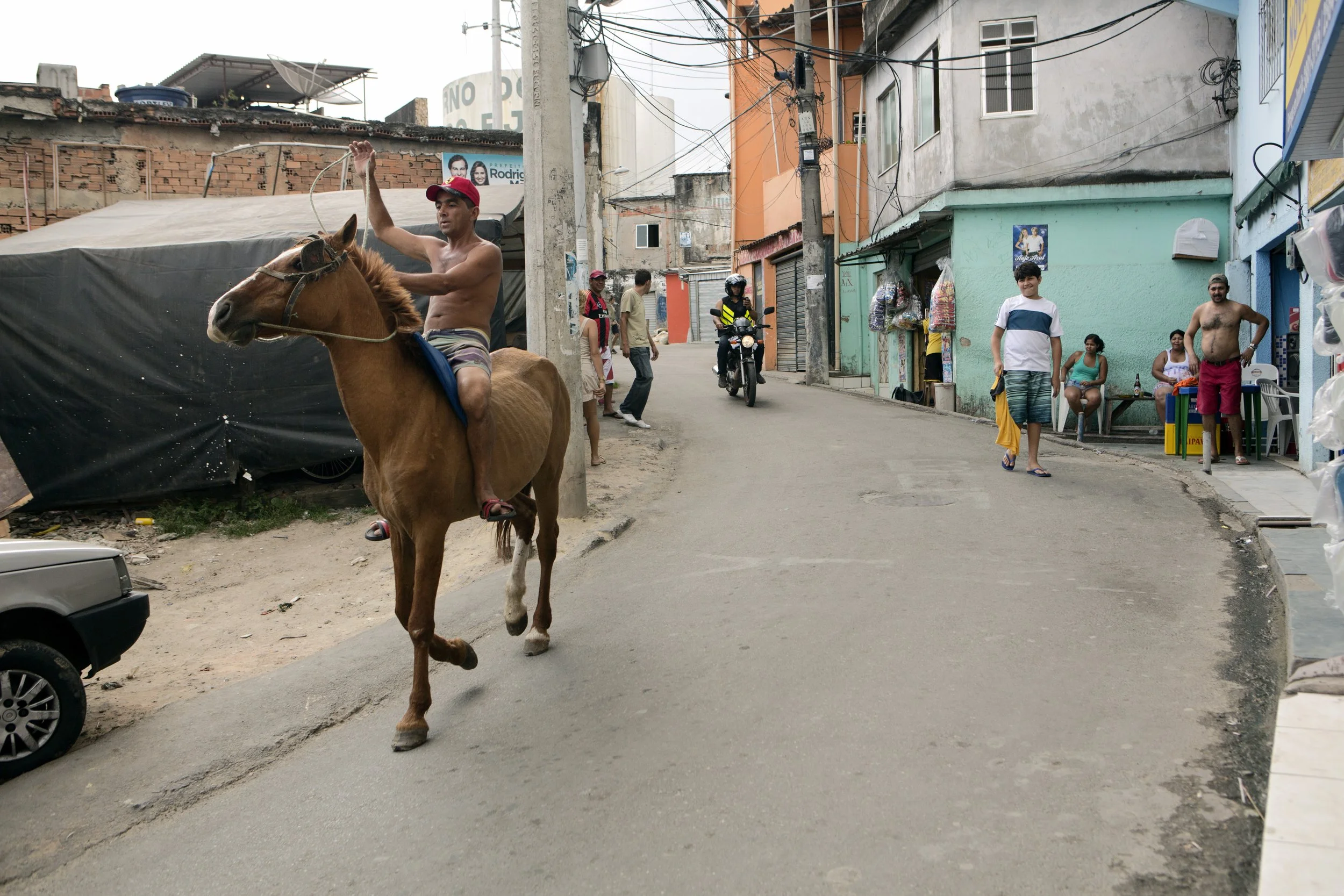 Man riding horse through, Complexo do Alemão.jpg