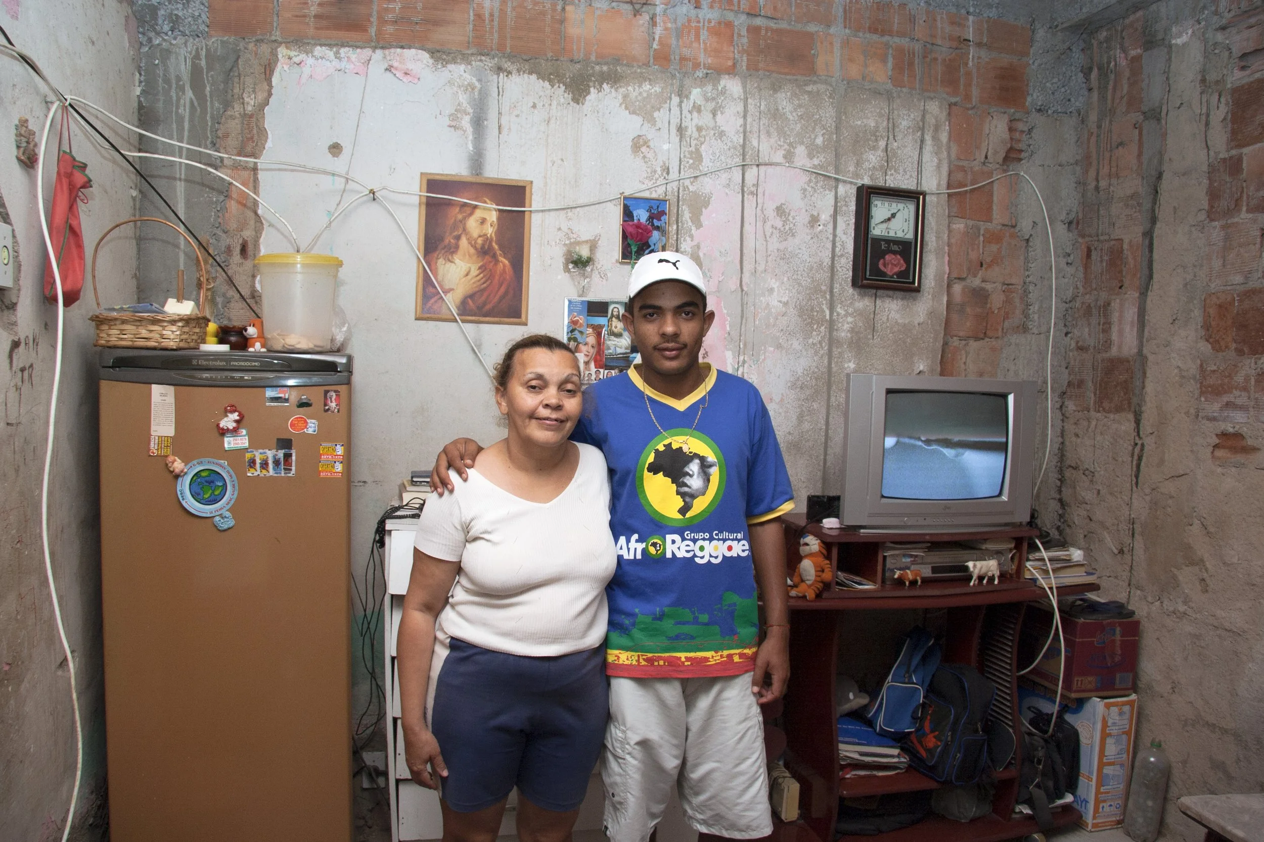 Rafael Teixeira and his mum, Complexo do Alemão 2006.jpg