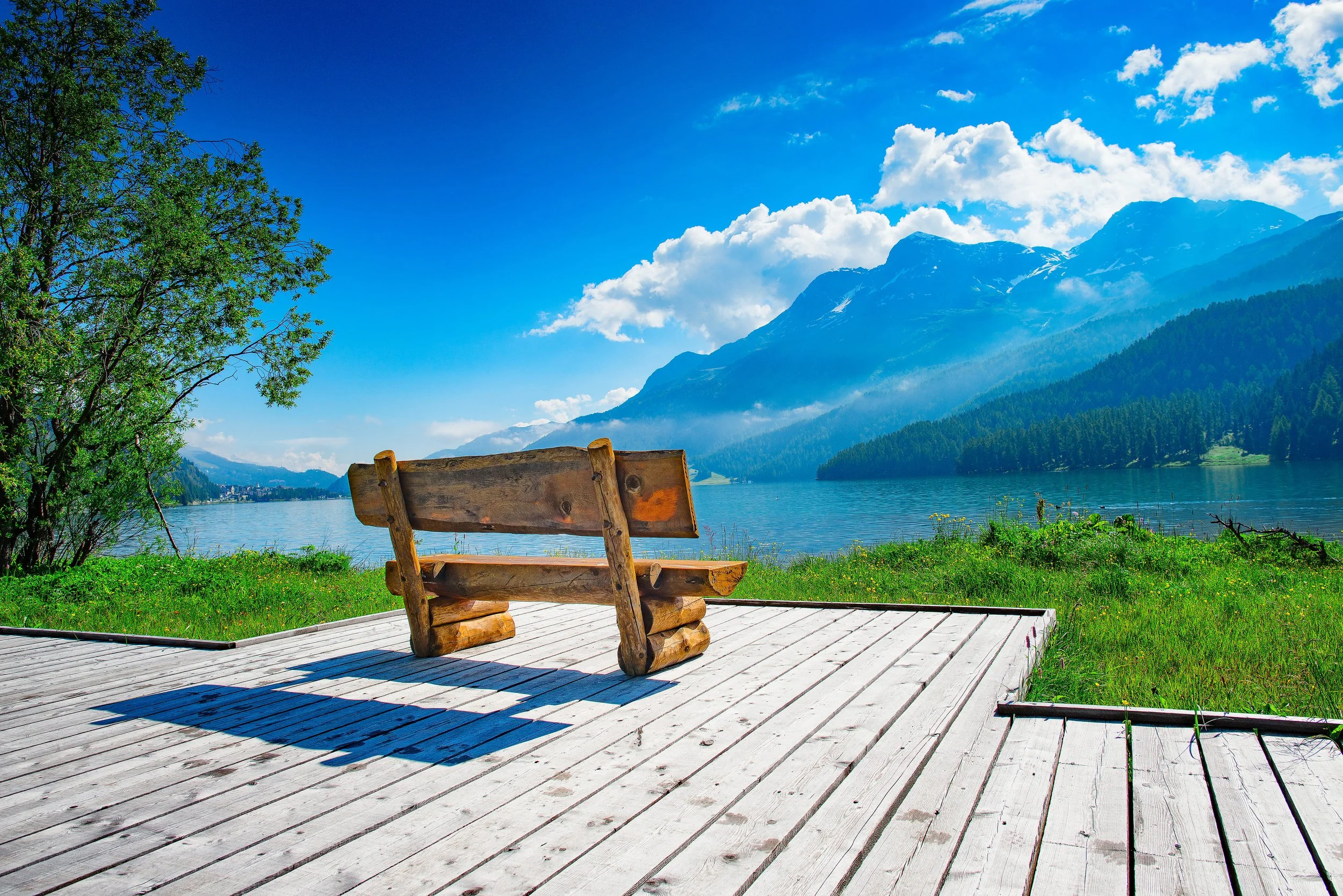 Bench_Overlooks_Mountain_original_573053 (1).jpg
