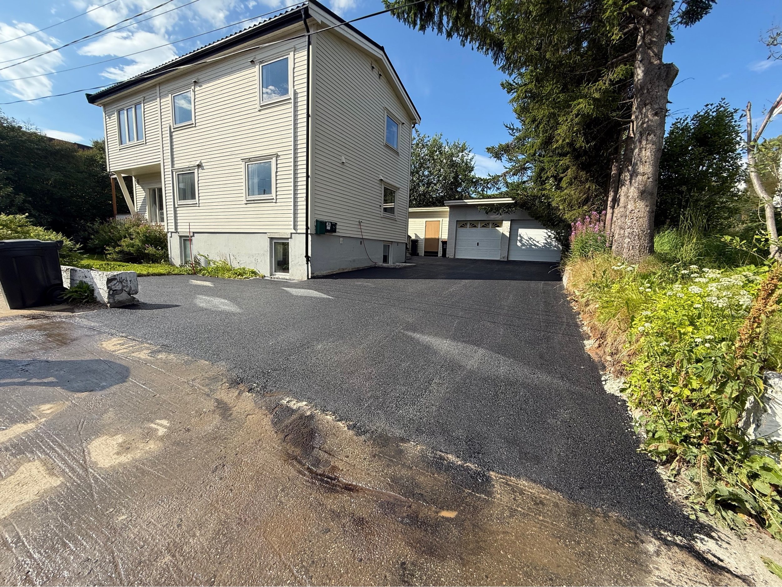 Asfaltert innkjørsel