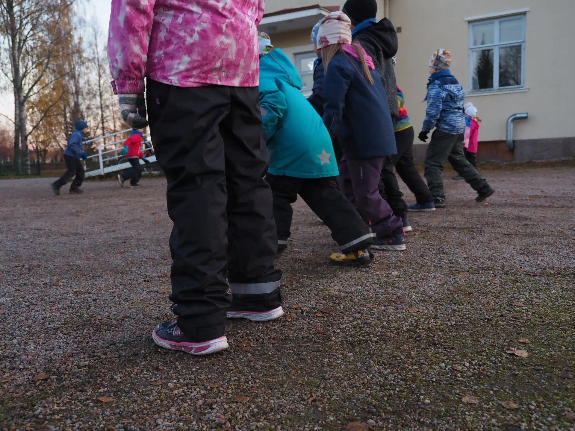 lapset leikkii Toivolan pihassa hippaa