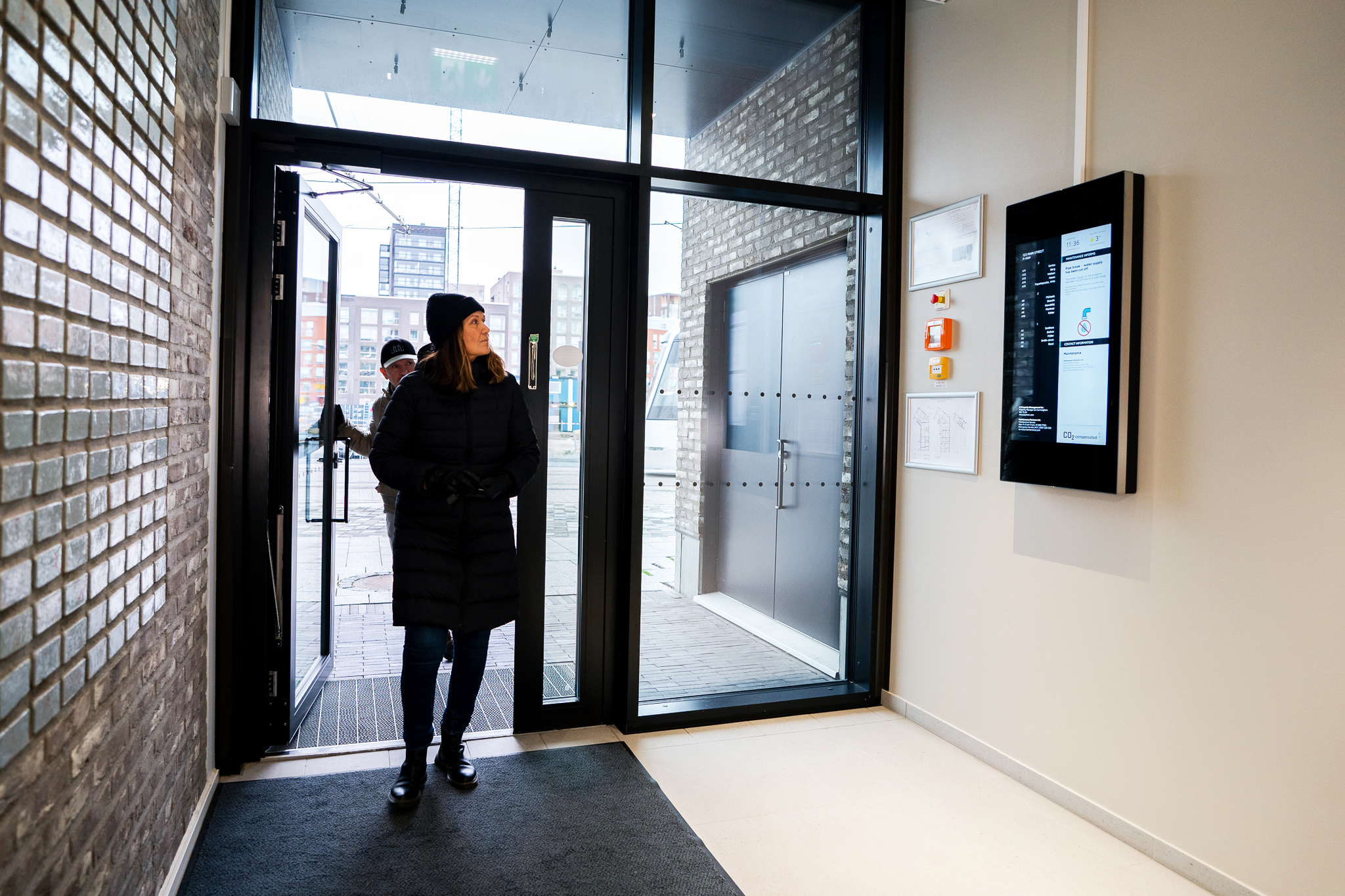 Digitaalinen porrasnäyttö tuo taloyhtiön viestinnän nykyaikaan