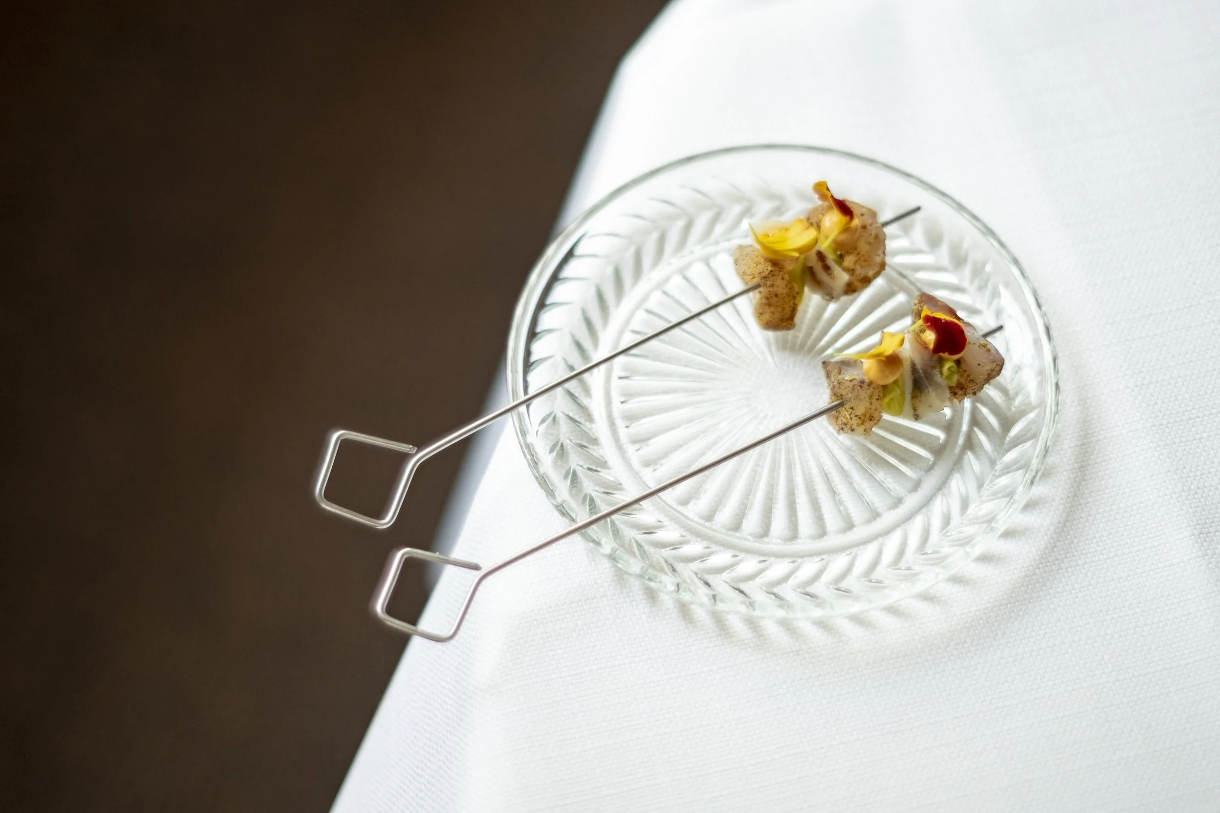 voorgerecht op spies met vis bij restaurant marquize westende