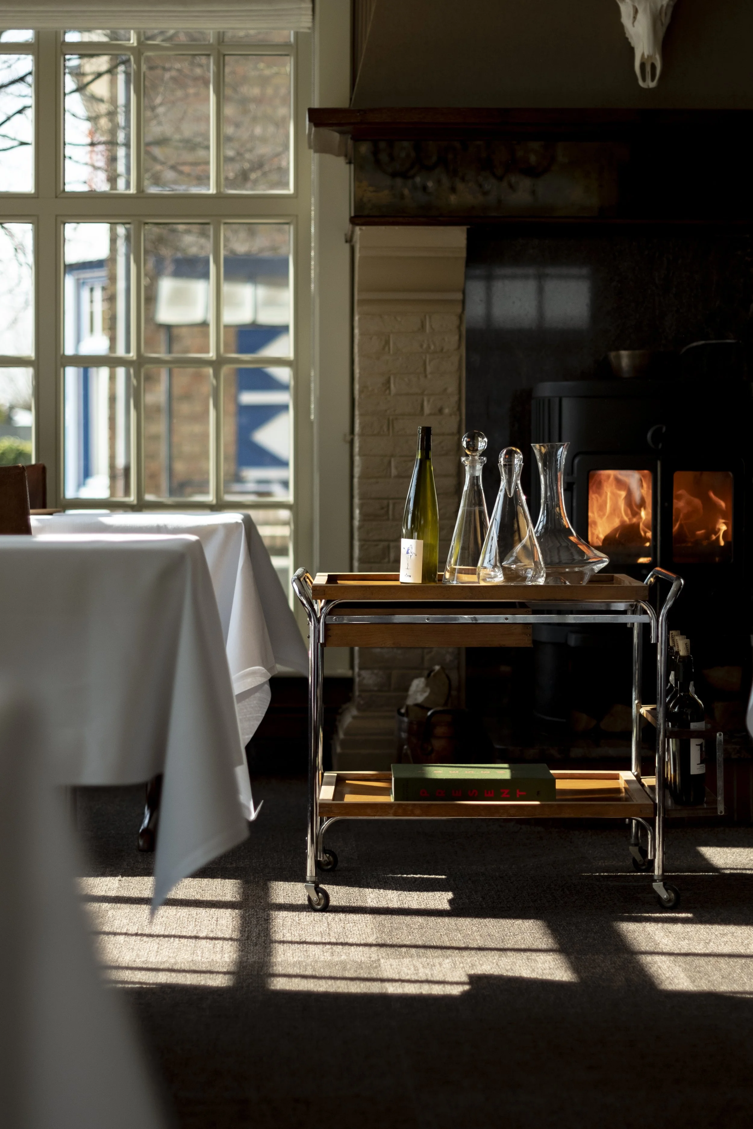 tafel met selectie van wijnen stuk vlees biefstuk steak op de grill bij restaurant marquize westende