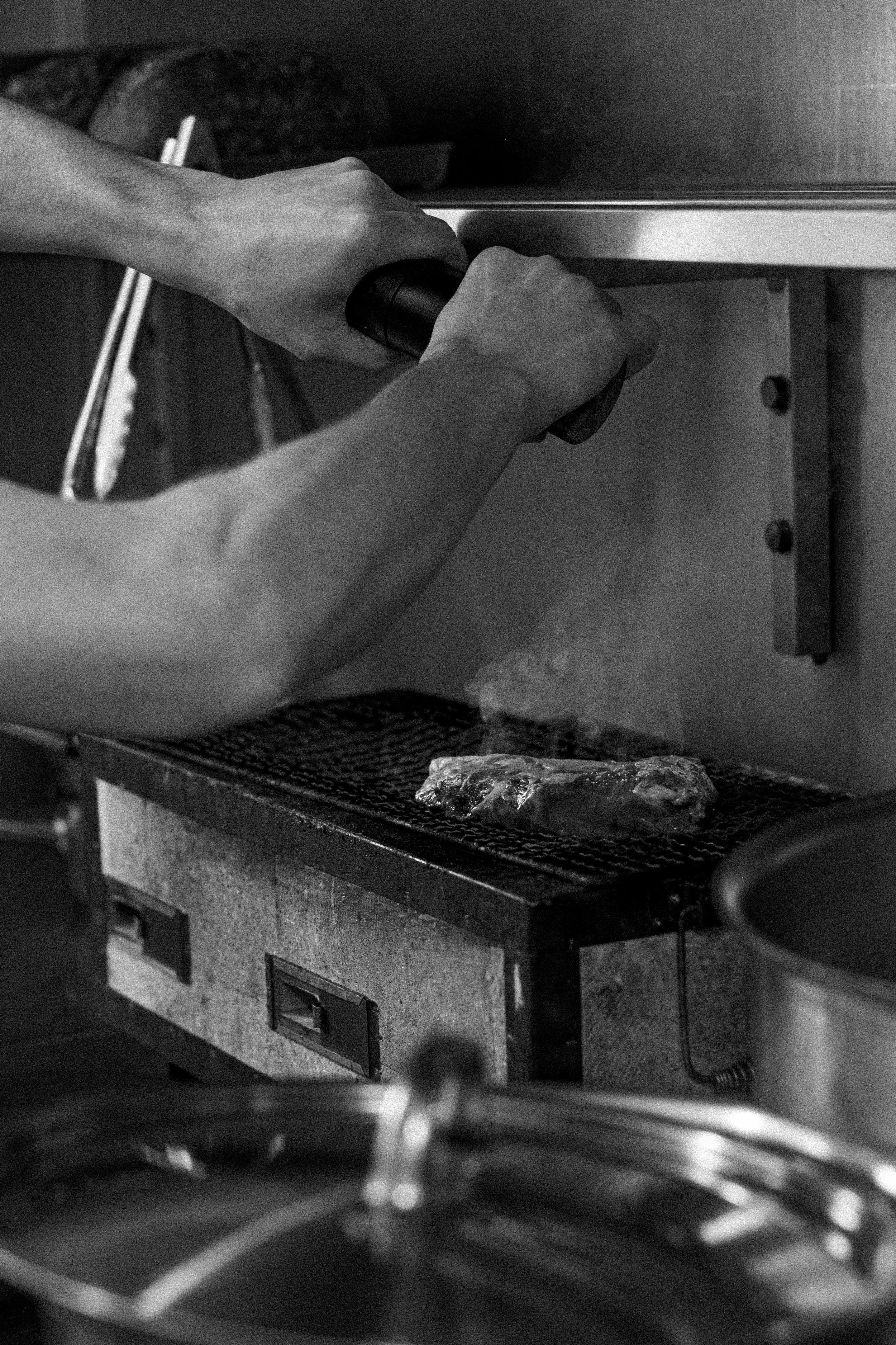 stuk vlees biefstuk steak op de grill bij restaurant marquize westende