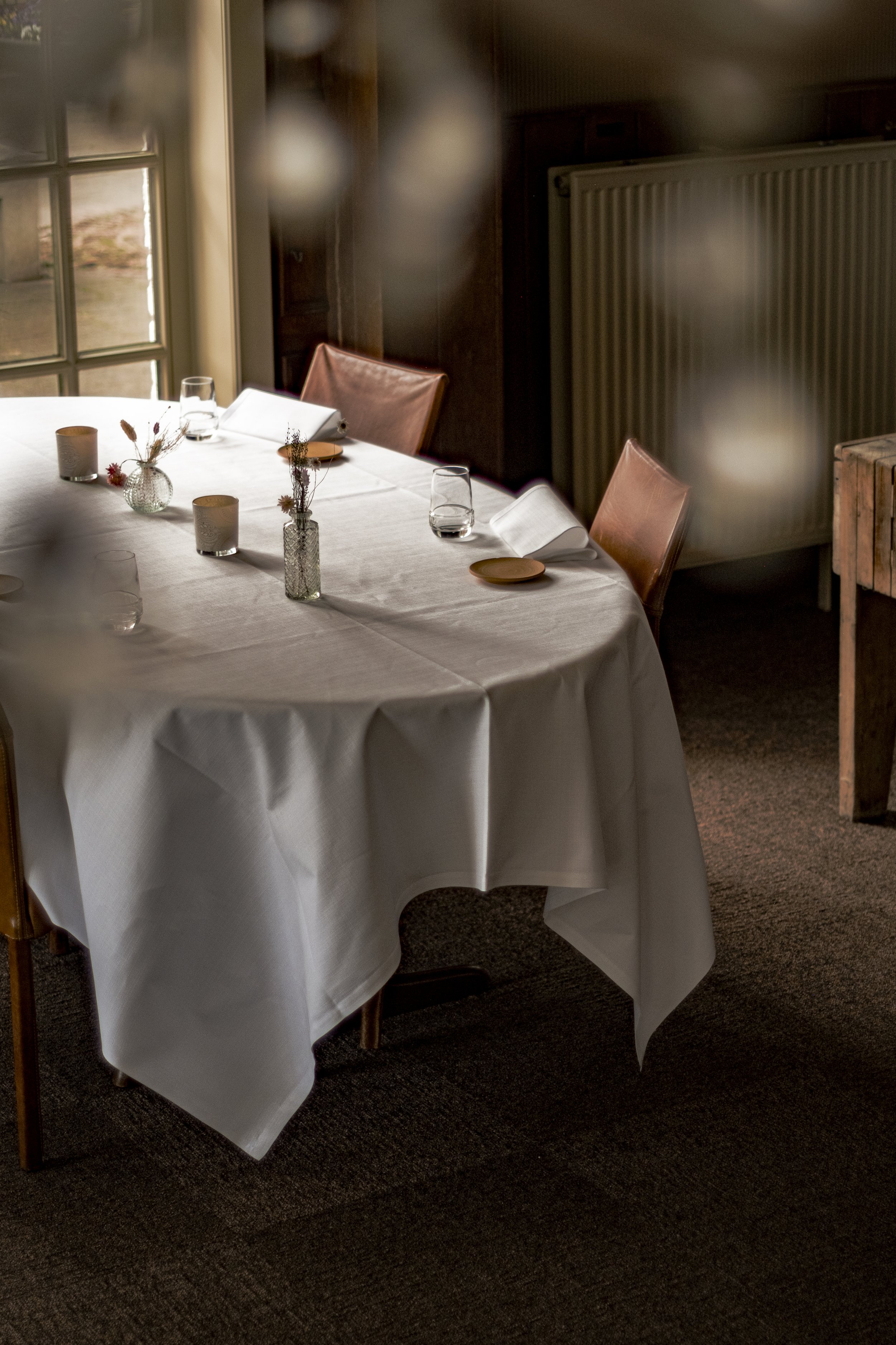 interieur tafel en stoel bij restaurant marquize westende