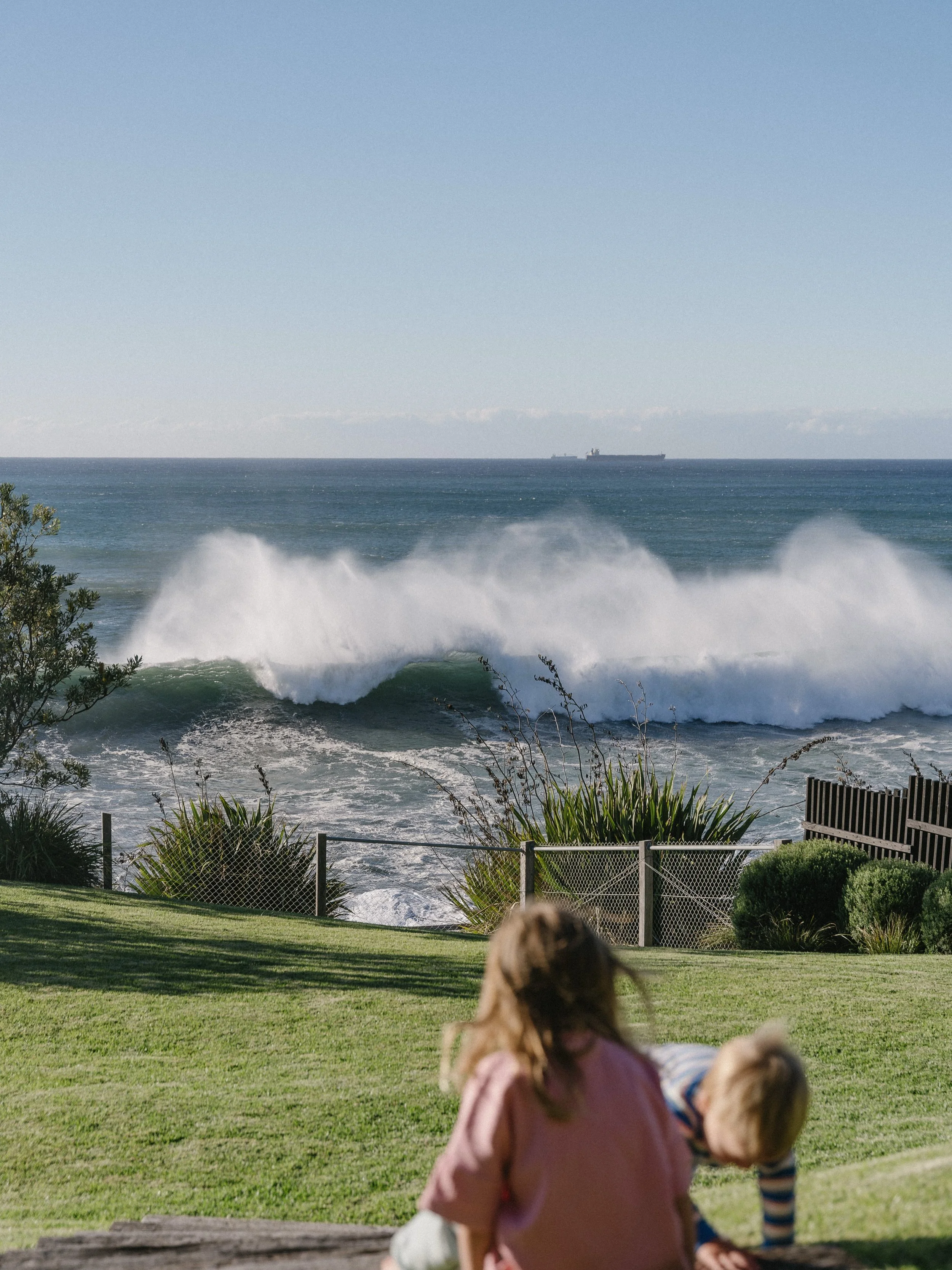 A few huge sets rolling through while the kids kept themselves entertained with endless roly-polies down the hill. Still dreaming about afternoons spent here! 

@waterviewwombarra 
@visitnswsouthcoast 
@airbnb 

#family #familyholiday #lifestylephoto