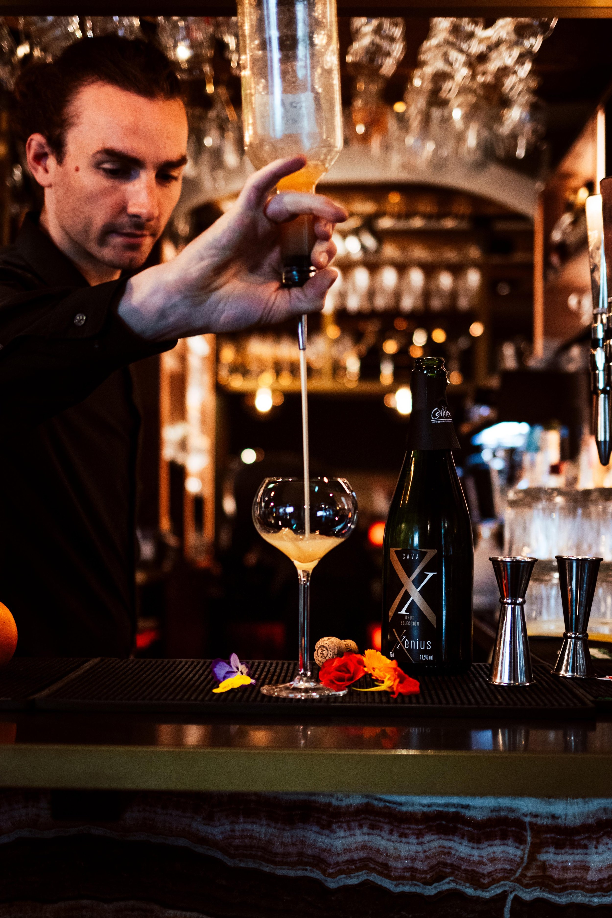 Mixologist & Expert Cocktail Bartender