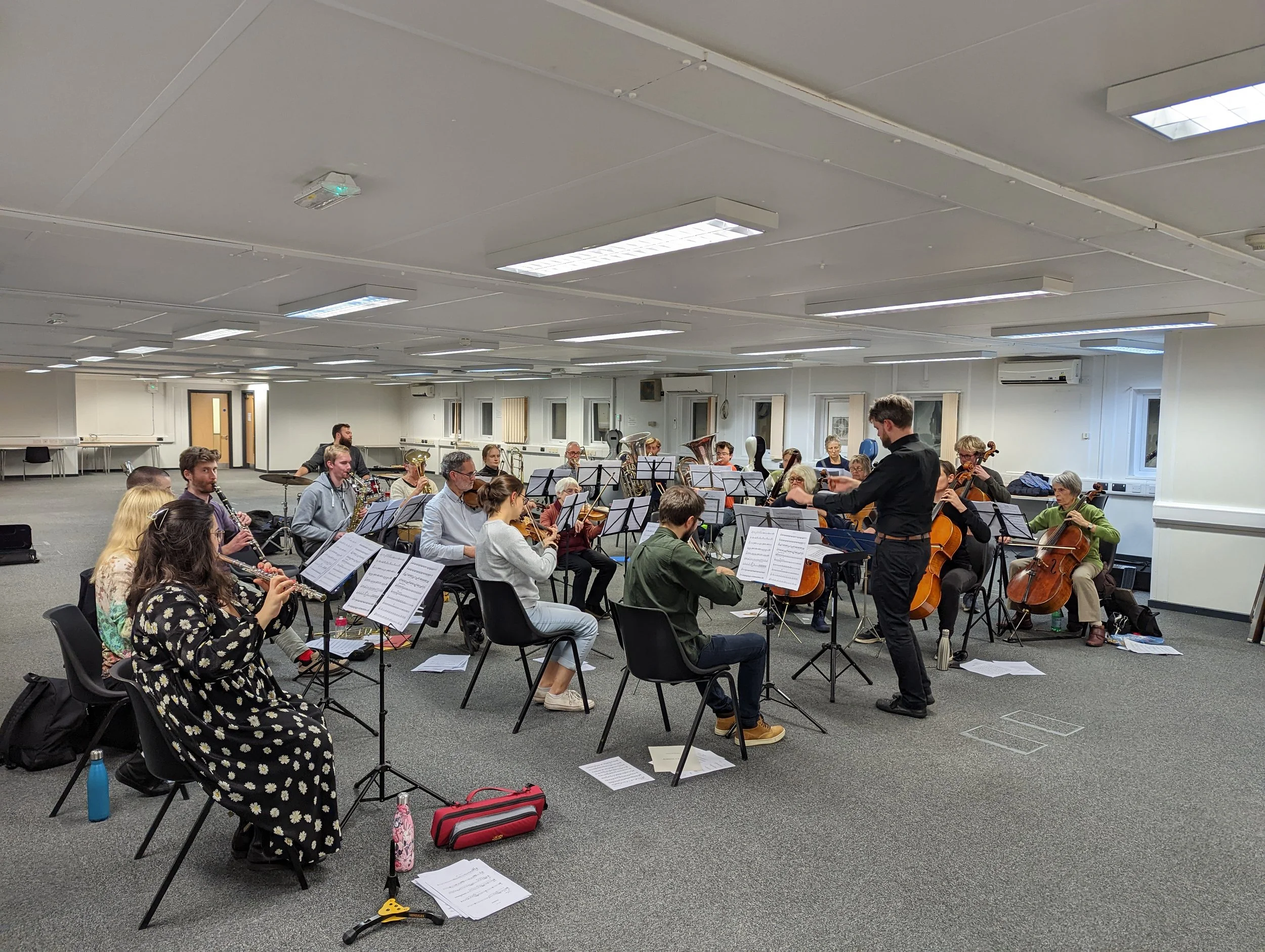 Matthew Hardy conducts CoMA London and ELMG in rehearsal.
