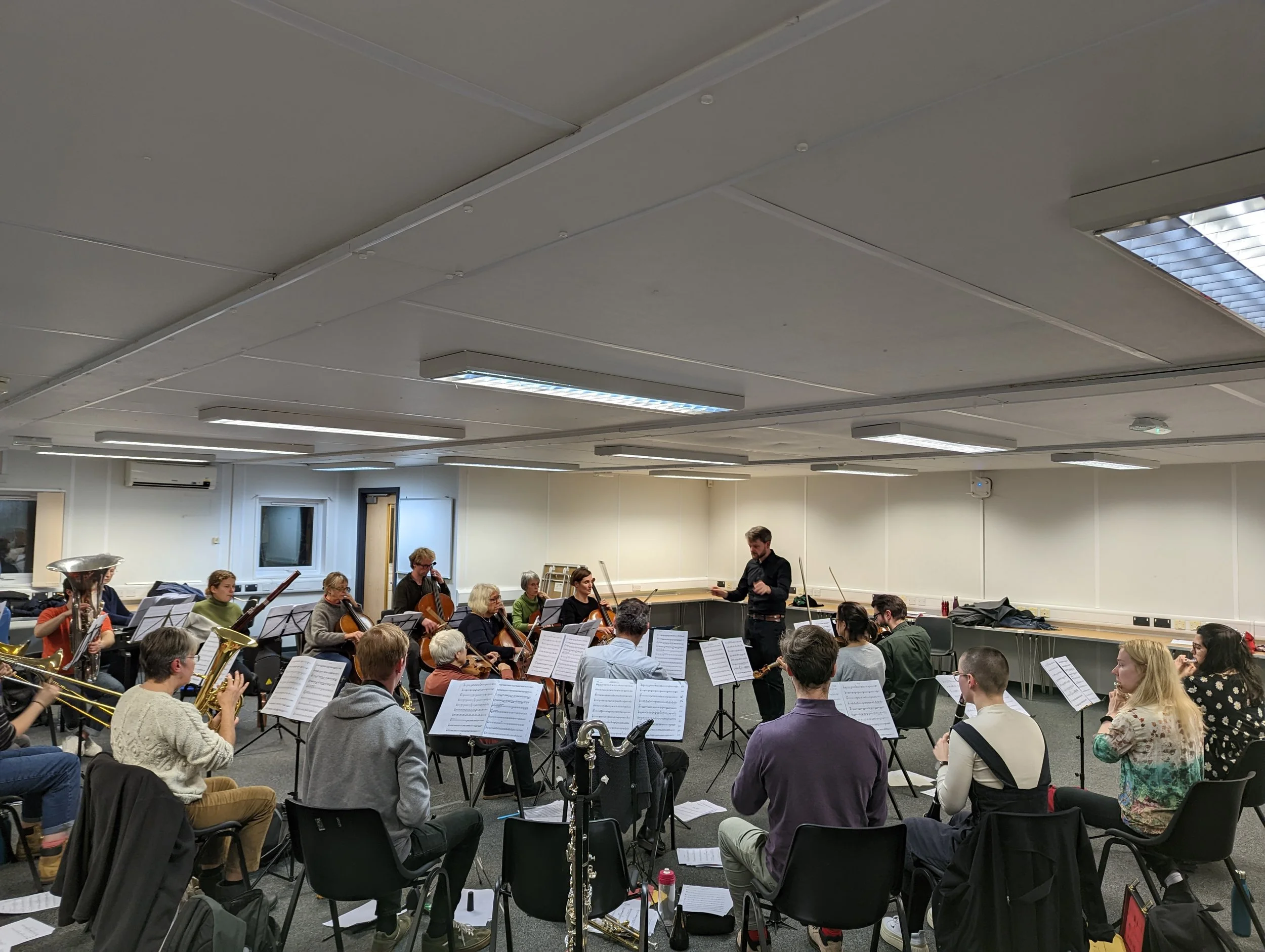Matthew Hardy conducts CoMA London and ELMG in rehearsal.