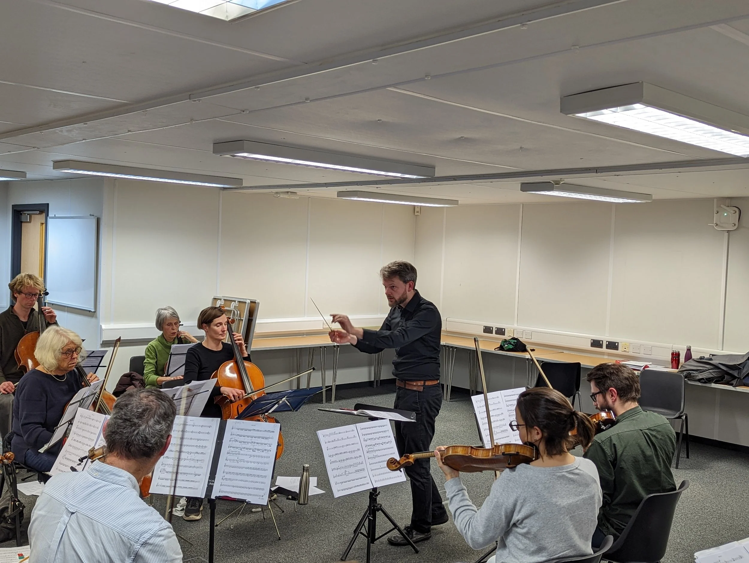 Matthew Hardy conducts CoMA London and ELMG in rehearsal.