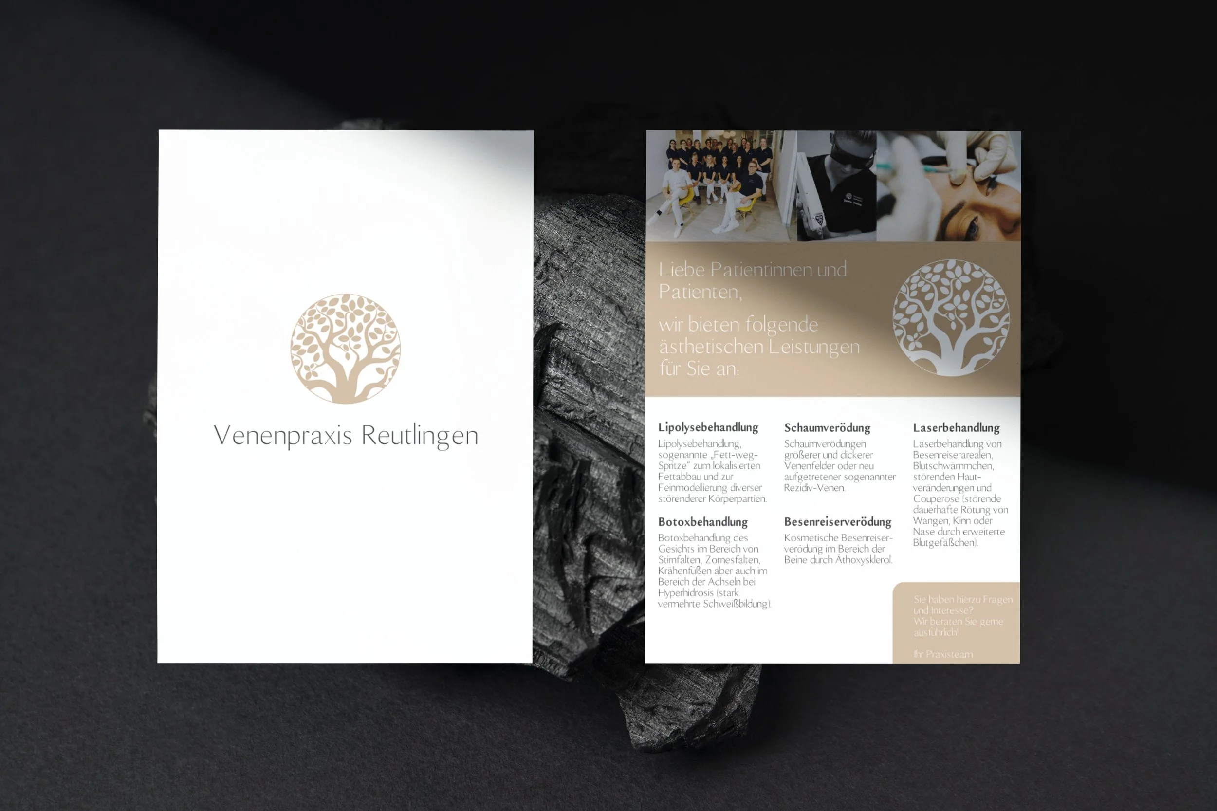 Ein Flyer für die Venenpraxis Reutlingen mit einem weißen und einem braunen Abschnitt, einem Baum-Logo und Fotos von medizinischem Personal.