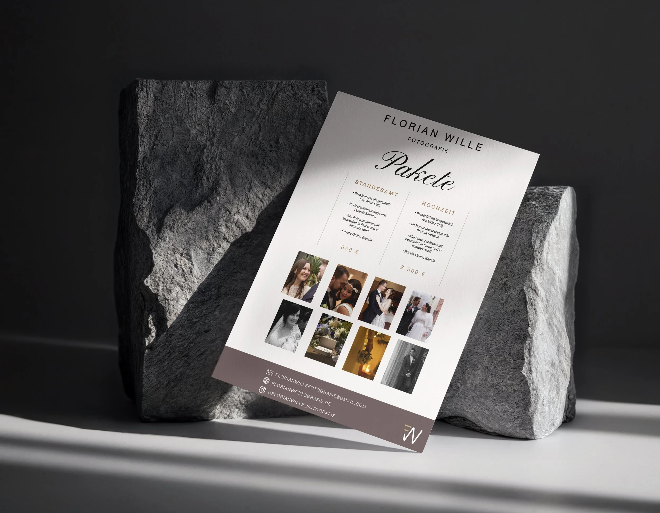 Flyer für Fotografie-Dienstleistungen, mit Bildern von Fotoshootings, Kontaktinformationen und Preisen, präsentiert auf einem schwarzen Stein, mit Lichteffekten und Schatten.