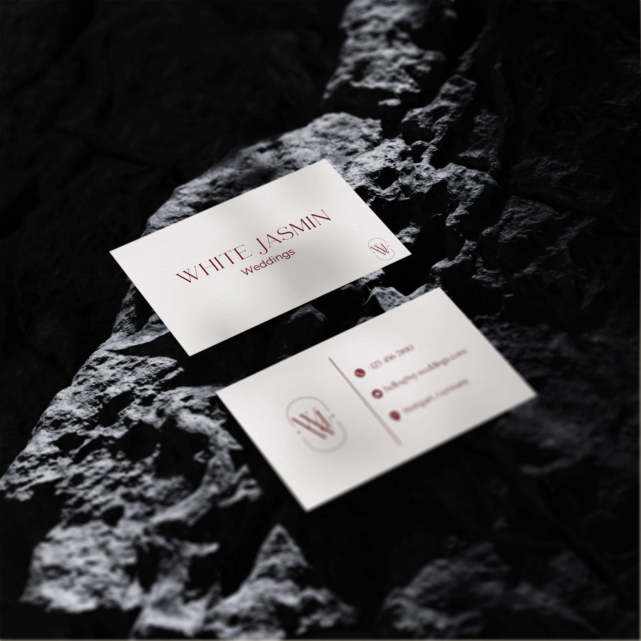 Hochwertige Visitenkarten für White Jasmin Weddings auf einem schwarzen Lavasteingestein