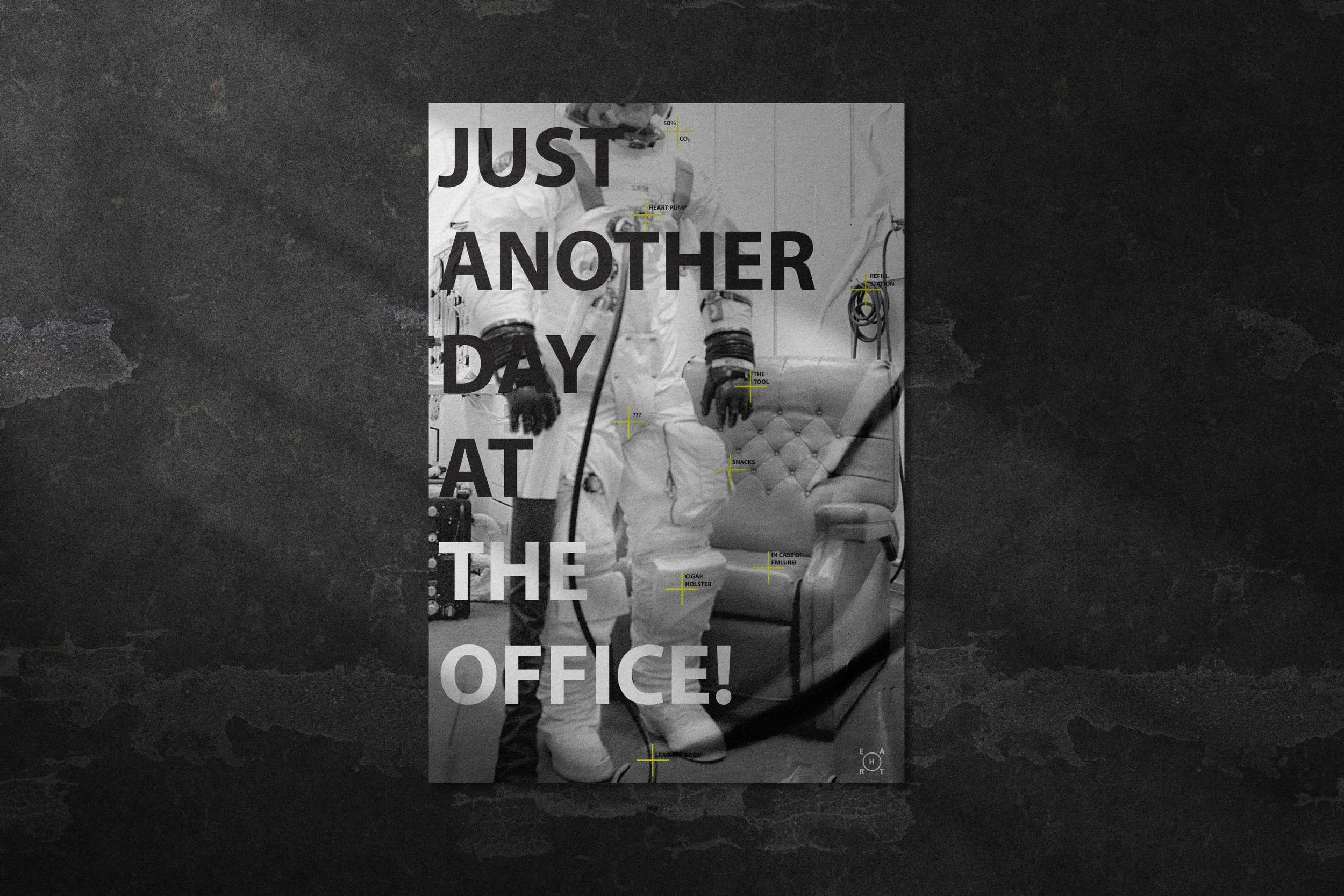 Schwarz-weiße Fotografie eines mit einem Raumanzug gekleideten Menschen in einem Raum mit medizinischem Inventar und Sofa. Über der Szene befindet sich der Text »Just another day at the office!«