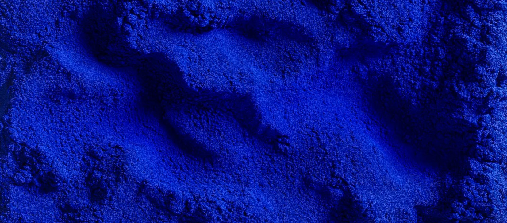 Fondo azul Klein, identidad visual de marca de Teresa Millán