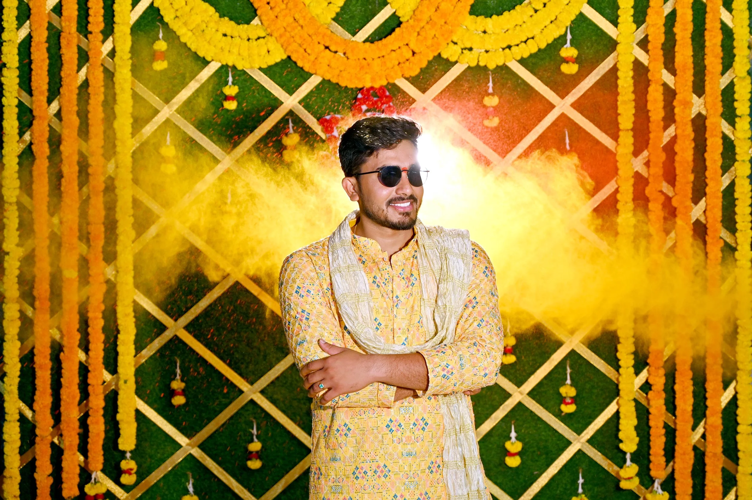 ​సుధాకర్ రెడ్డి - హల్దీ వేడుక ముచ్చట్లు
​మంగళ వాయిద్యాల హోరు, ఆత్మీయుల కోలాహలం మధ్య సుధాకర్ రెడ్డి గారి హల్దీ వేడుక ఒక పండగలా జరిగింది. ఆ వేడుకలోని మధుర క్షణాలు ఇవి:
​వేడుక కళ: పసుపు రంగు బట్టలు ధరించి, చిరునవ్వు చిందిస్తూ సుధాకర్ రెడ్డి గారు పెళ్లి 