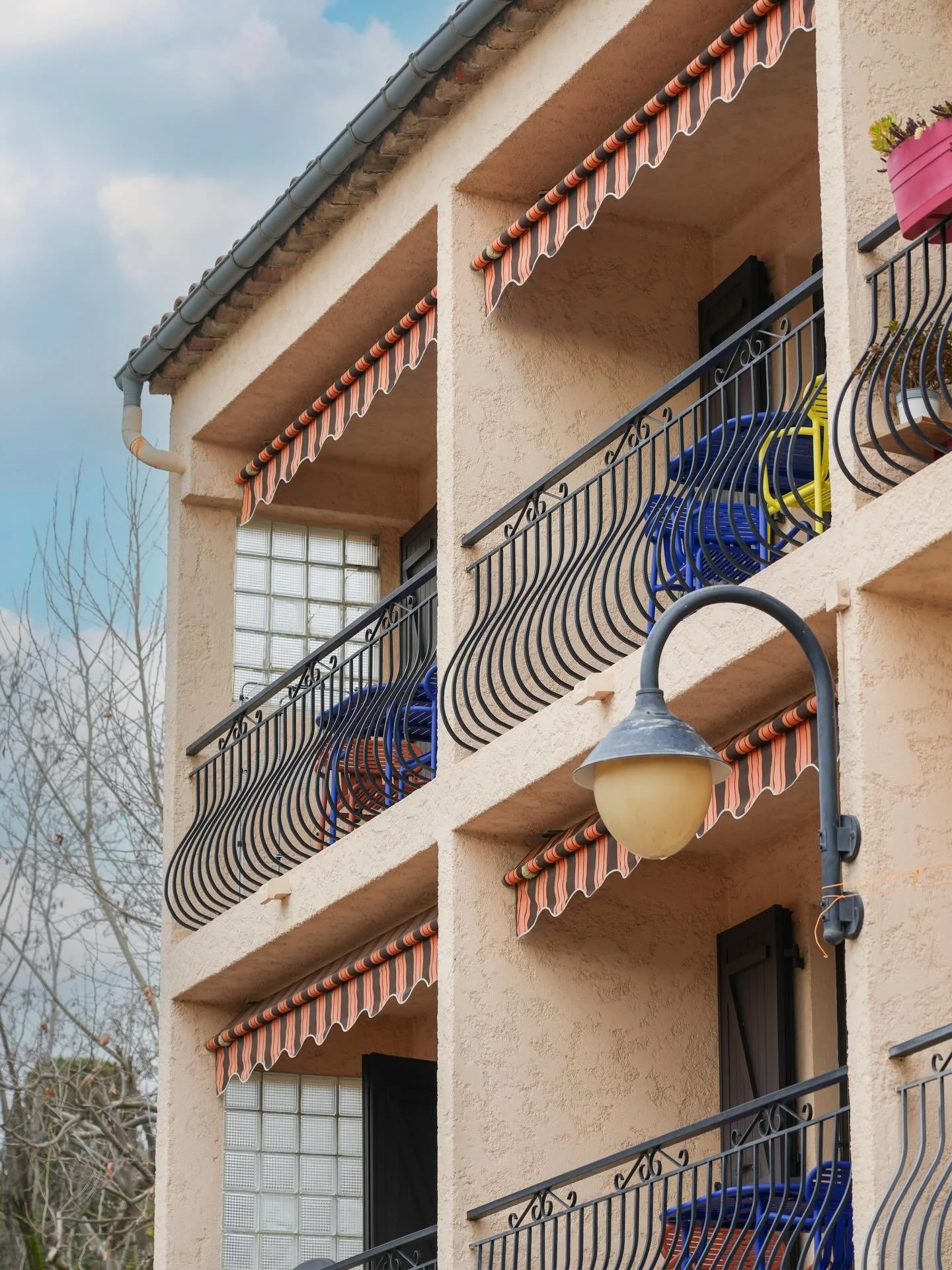 🇫🇷 ~ Vous avez des bungalows ? 
 ~ Non, nous proposons des studios meubl&eacute;s, comme &agrave; la maison, pour des vacances confort ! 💙

&mdash;

🇬🇧 ~ Do you have bungalows?
~ No, we offer fully furnished studios, just like at home, for a com