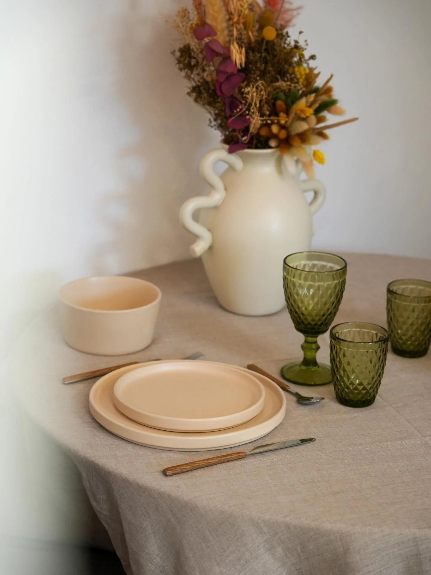 🇫🇷 Ce soir, on d&icirc;ne &agrave; la maison... 🍽️ Et la maison, ce sont nos studios meubl&eacute;s, pens&eacute;s pour que vous vous sentiez chez vous ! ✨

&mdash;

🇬🇧 🍽️ Tonight, we&rsquo;re dining in... And home is one of our furnished studi